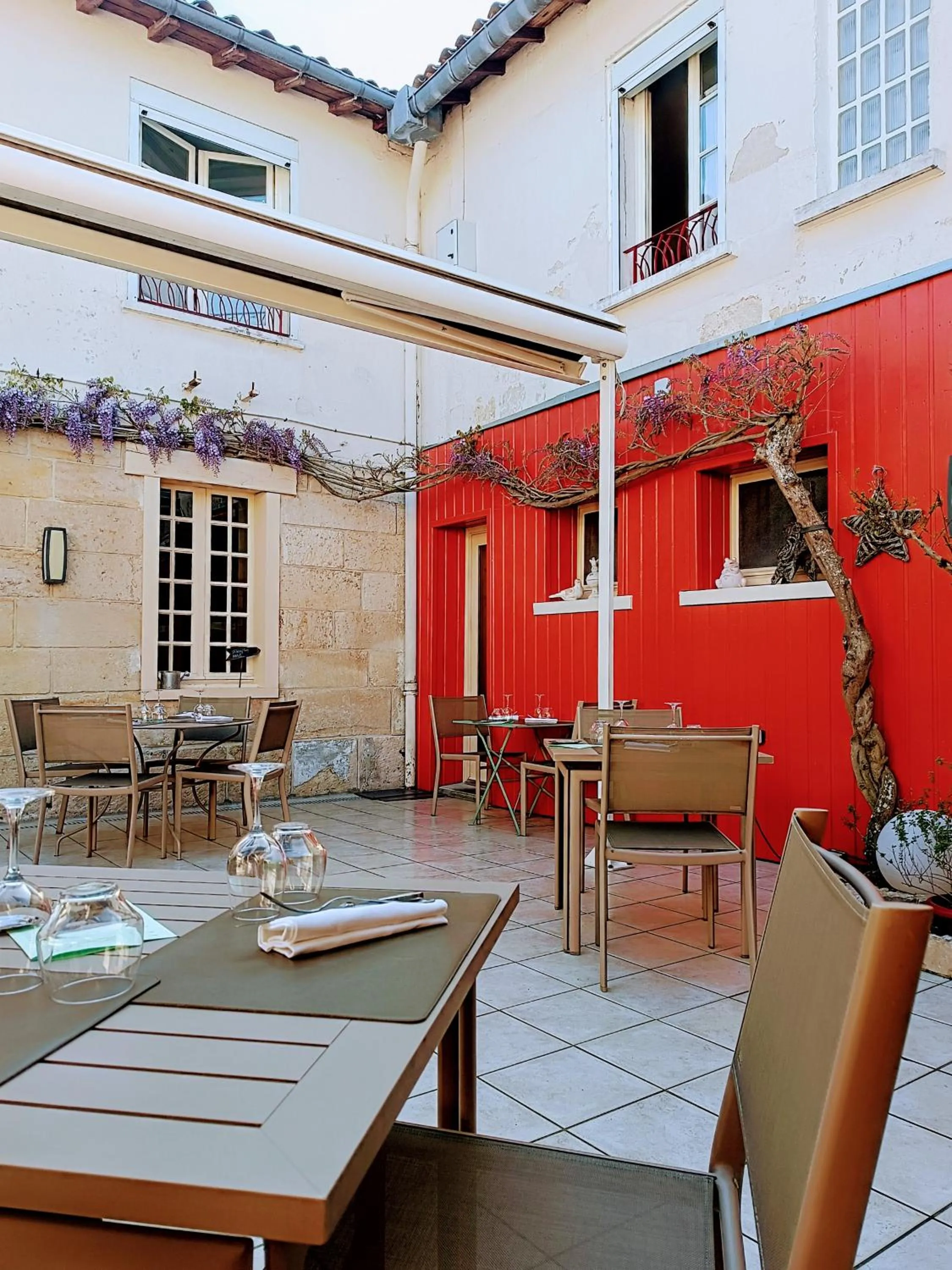 Patio in Logis Hôtel Le Central