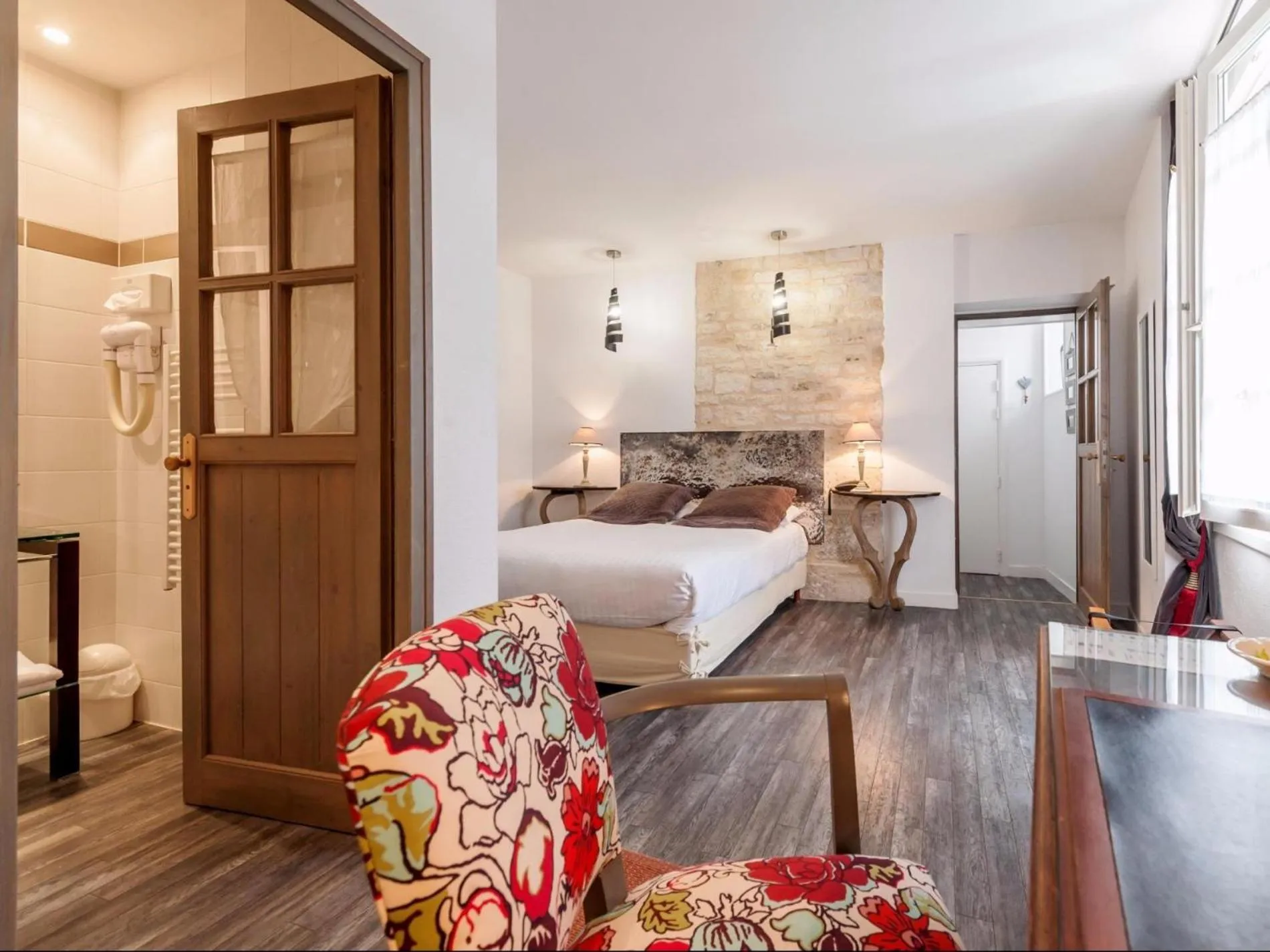 Shower, Bed in Logis Hôtel Le Central