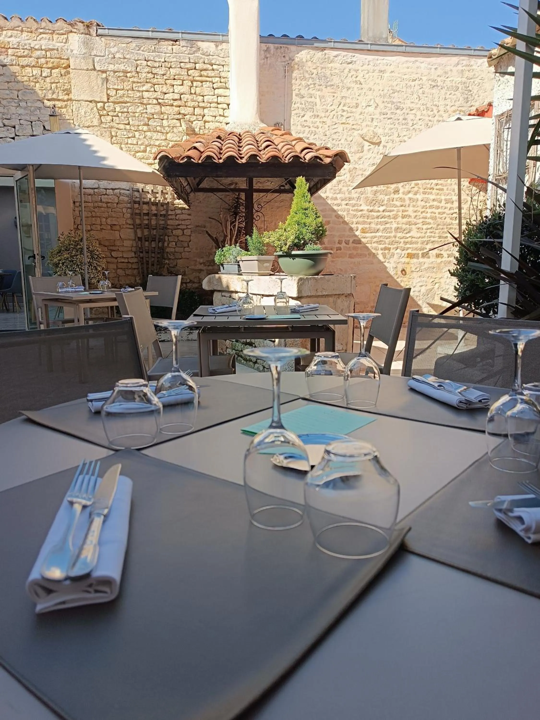 Patio in Logis Hôtel Le Central