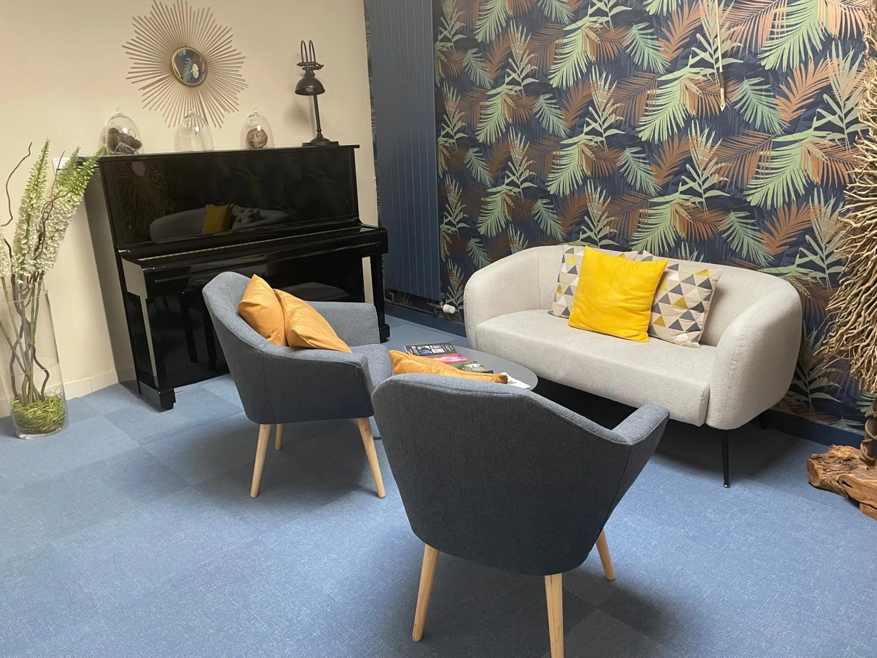 Living room in Logis Hôtel Le Central