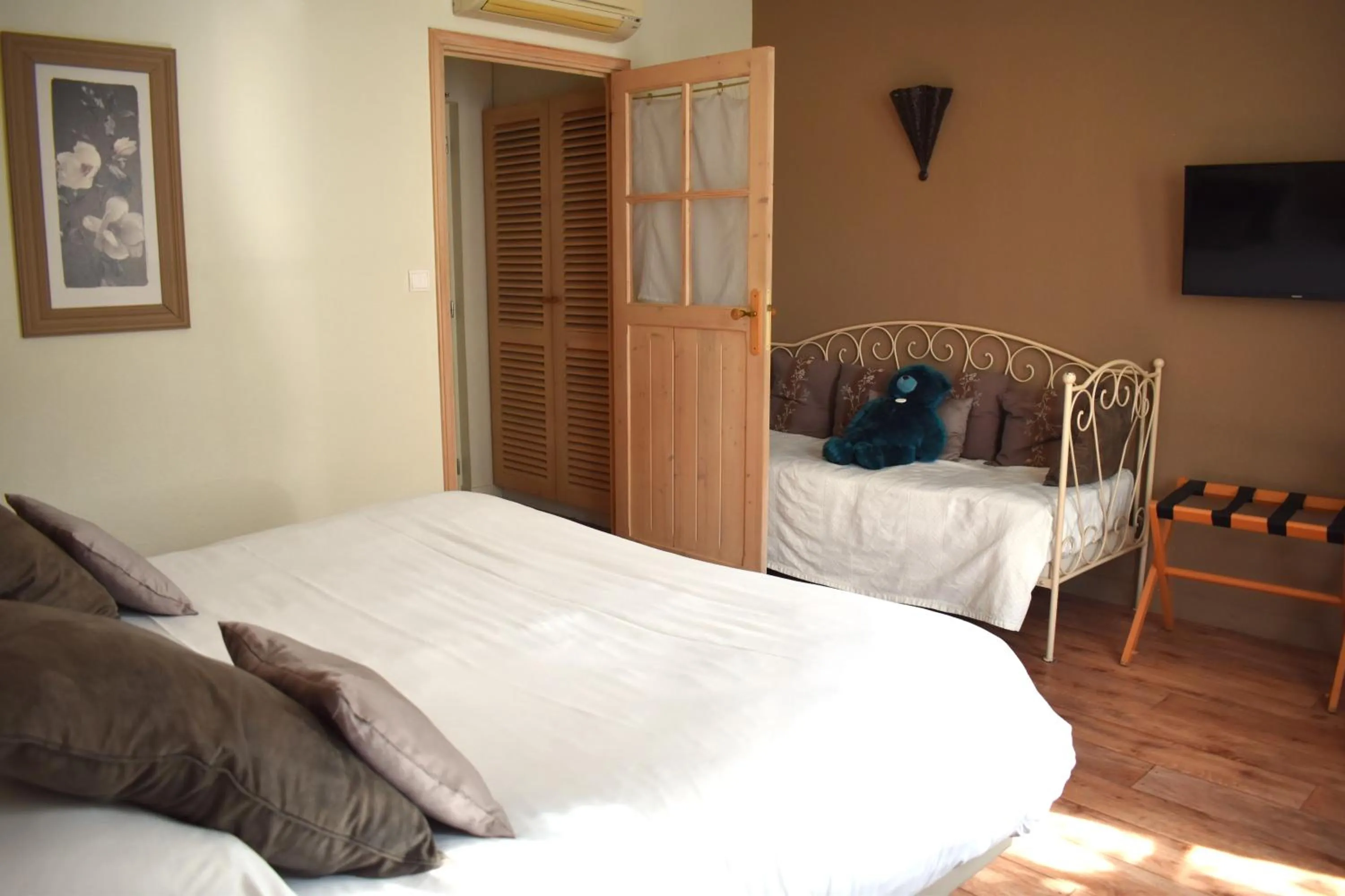 Bedroom, Bed in Logis Hôtel Le Central