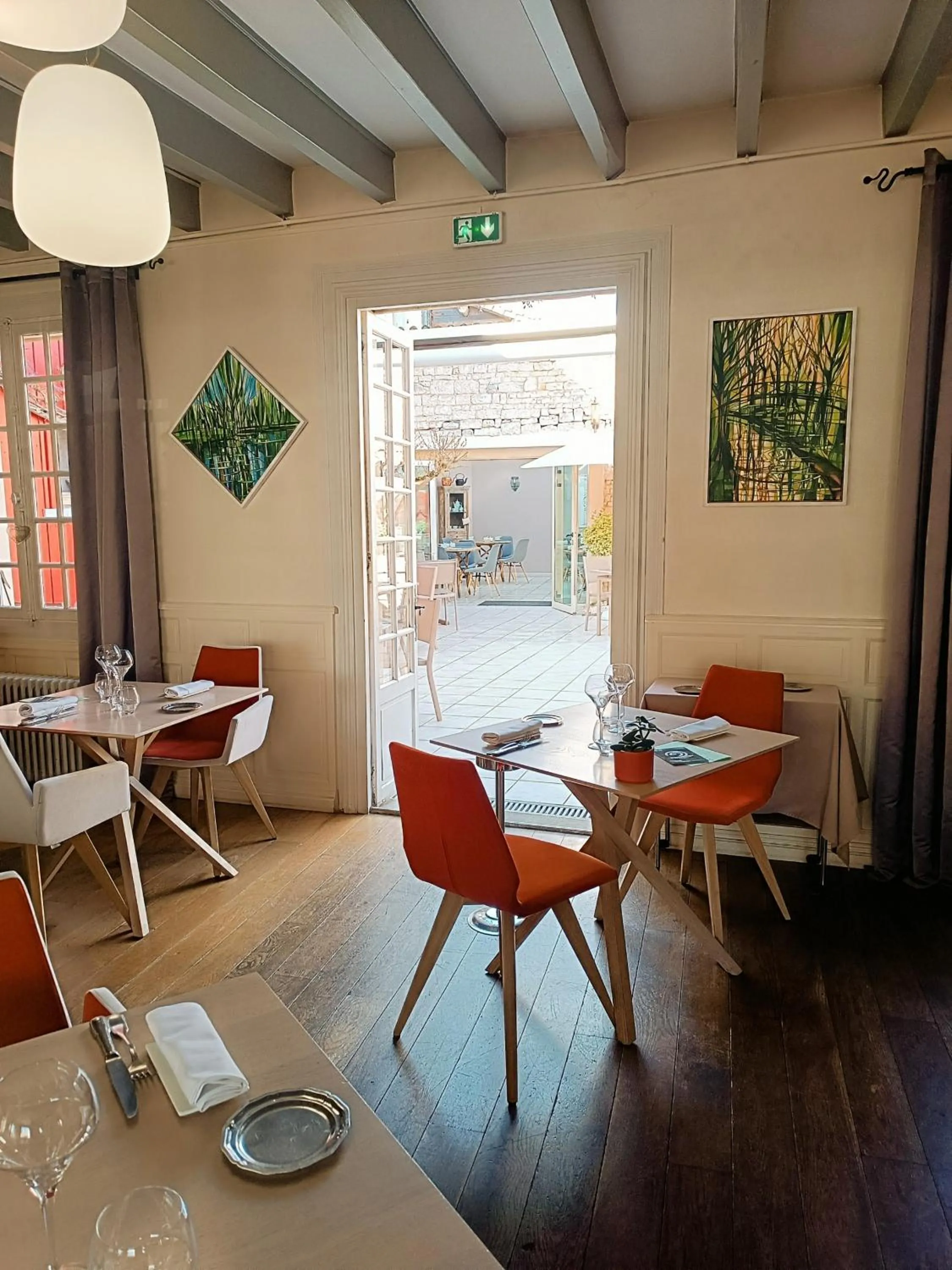 Dining area in Logis Hôtel Le Central