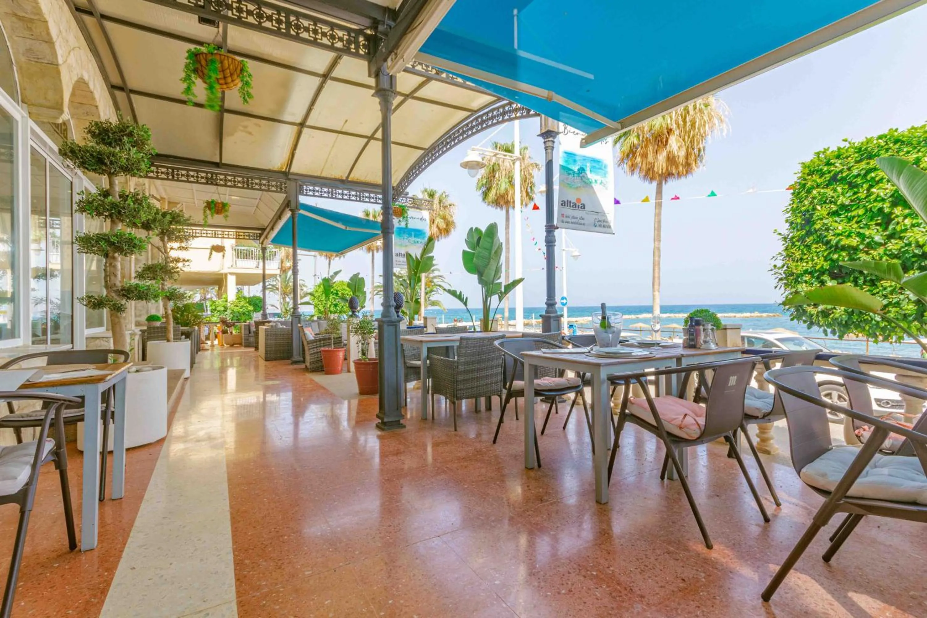 Restaurant/places to eat in Hotel Altaia