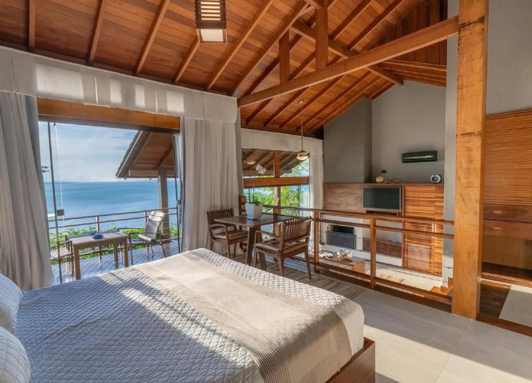 Photo of the whole room in Ponta dos Ganchos