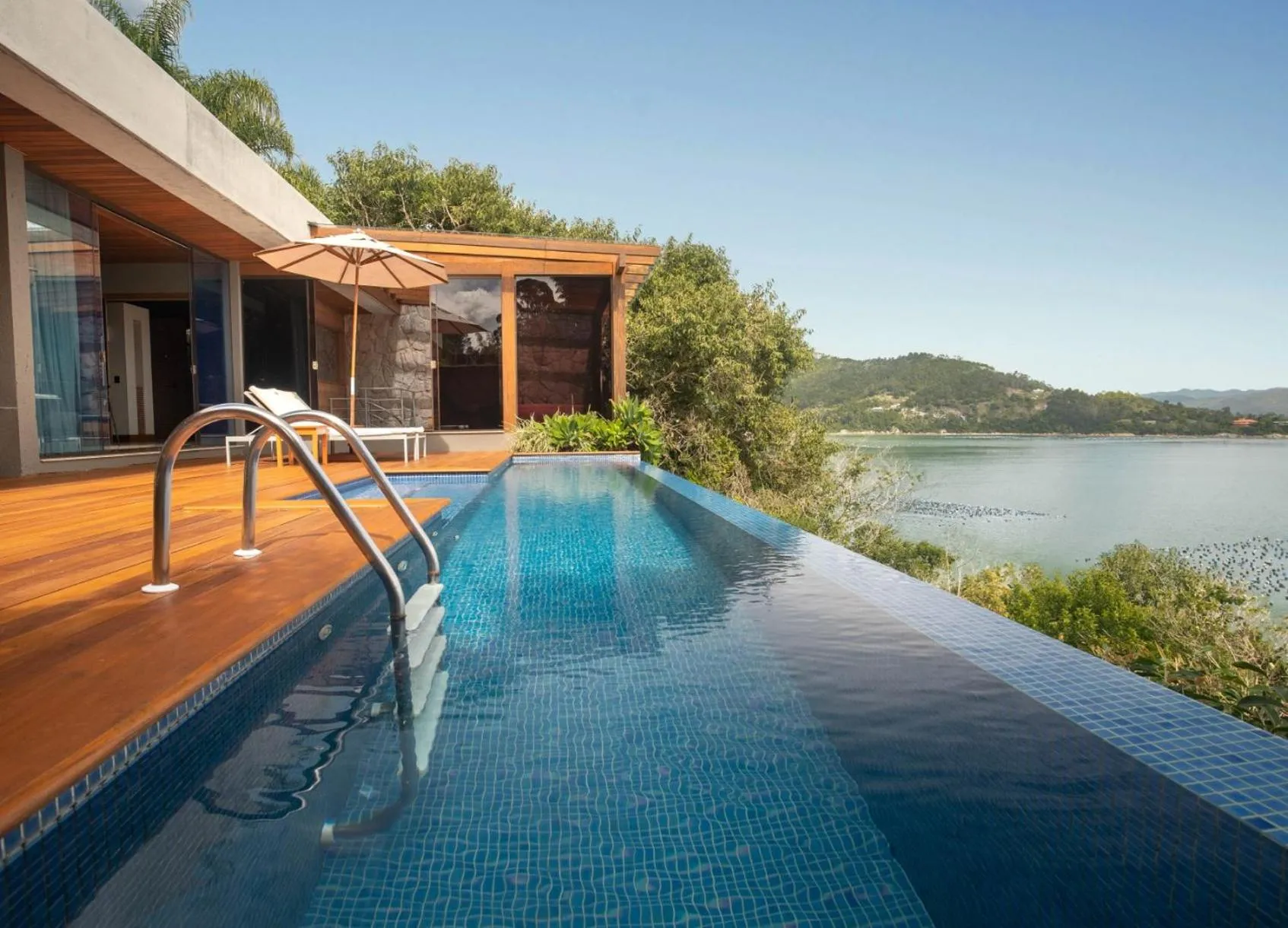 Photo of the whole room in Ponta dos Ganchos