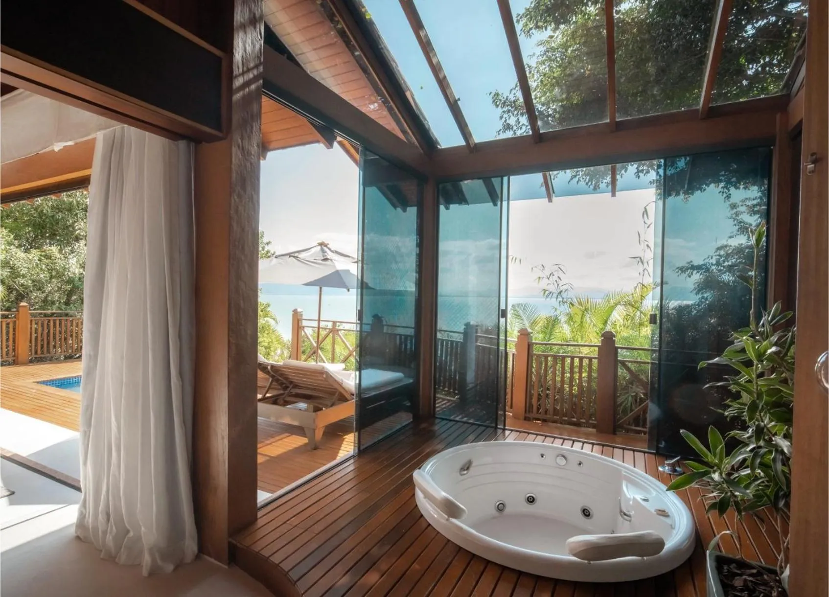 Photo of the whole room in Ponta dos Ganchos