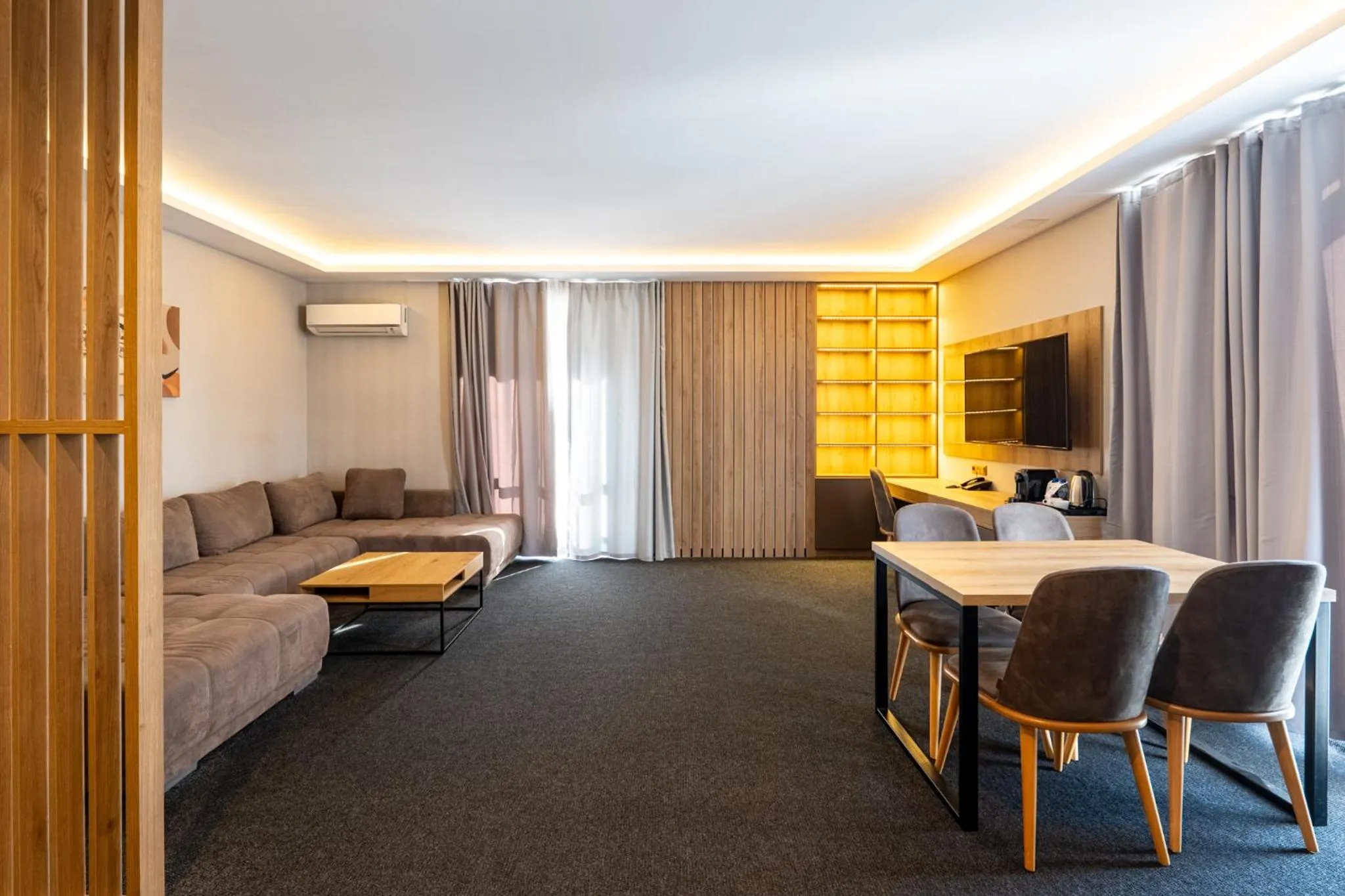 TV and multimedia in Avenue Hotel Deluxe