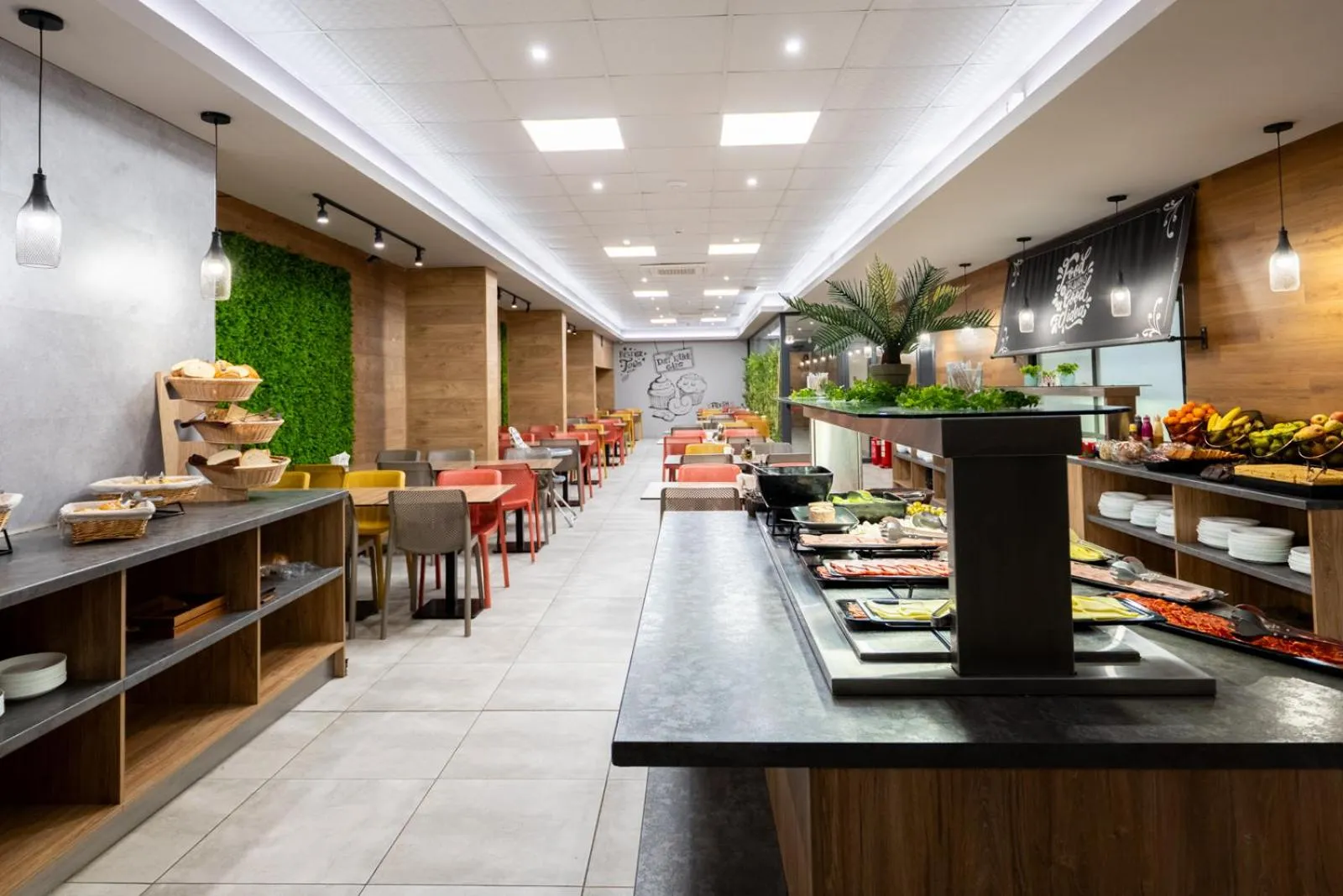 Food and drinks in Avenue Hotel Deluxe