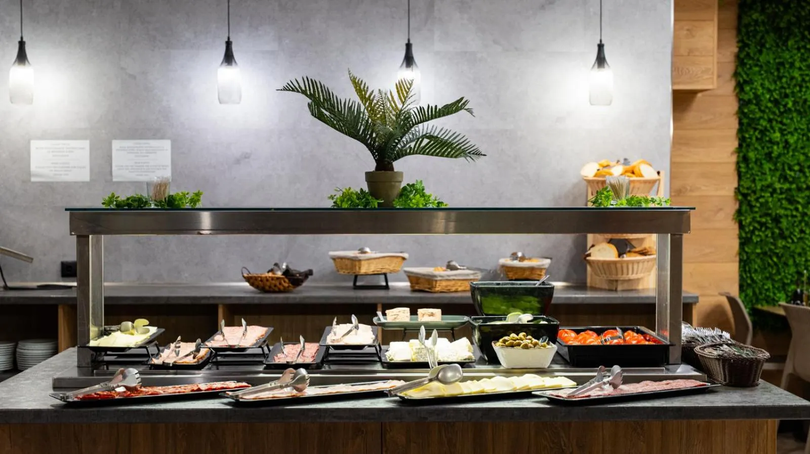 Food and drinks in Avenue Hotel Deluxe