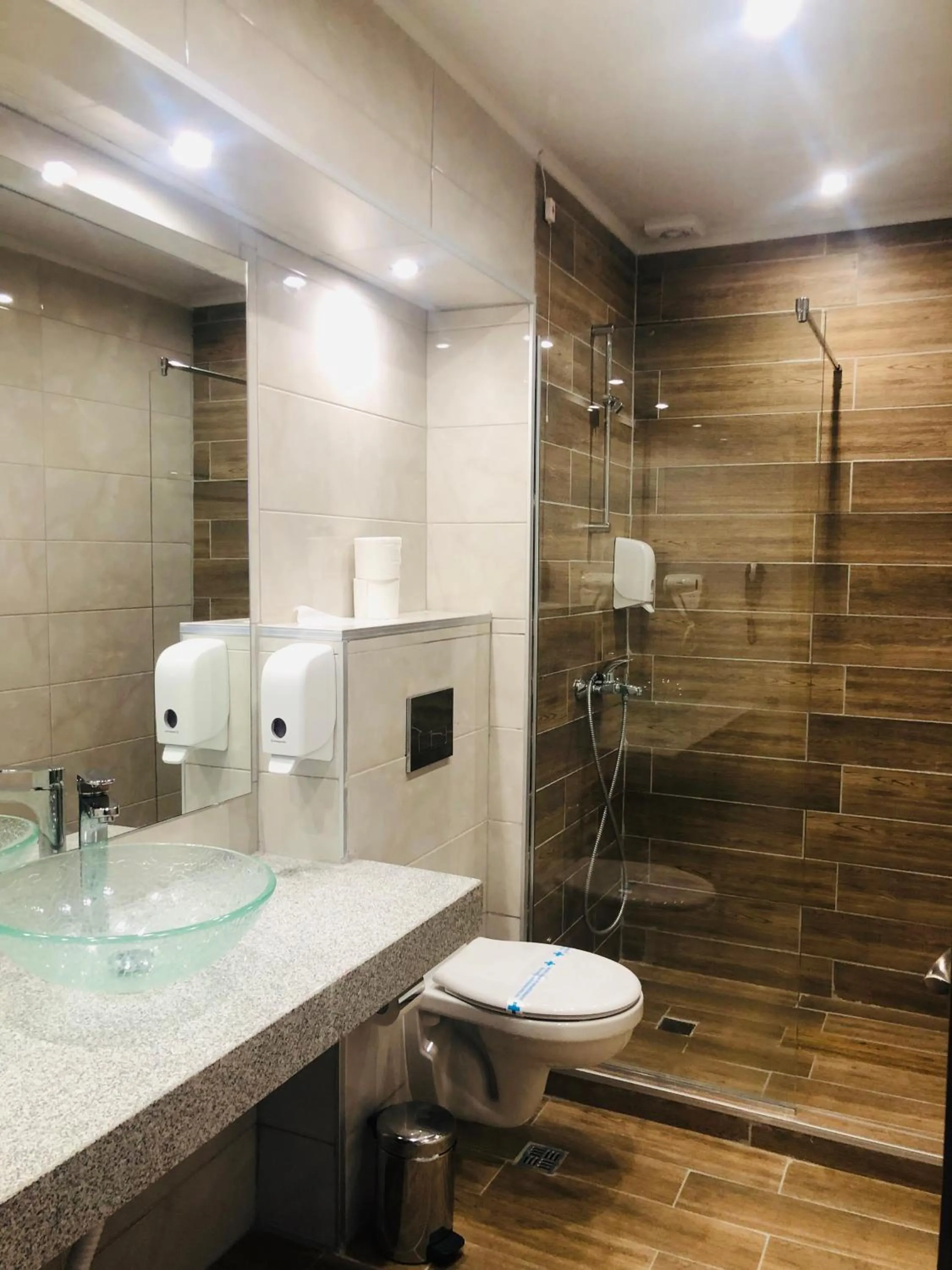 Shower in Avenue Hotel Deluxe