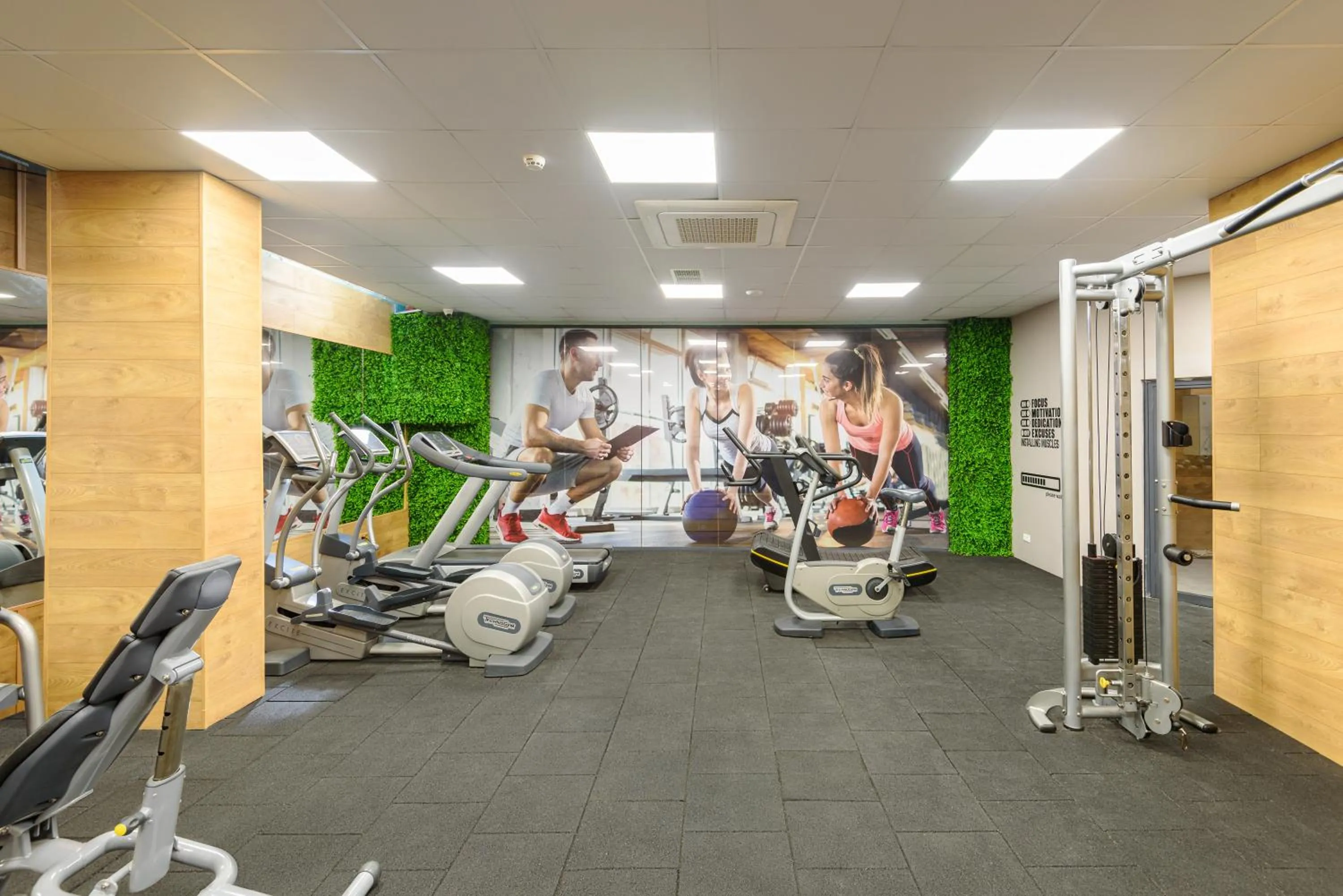 Fitness centre/facilities in Avenue Hotel Deluxe