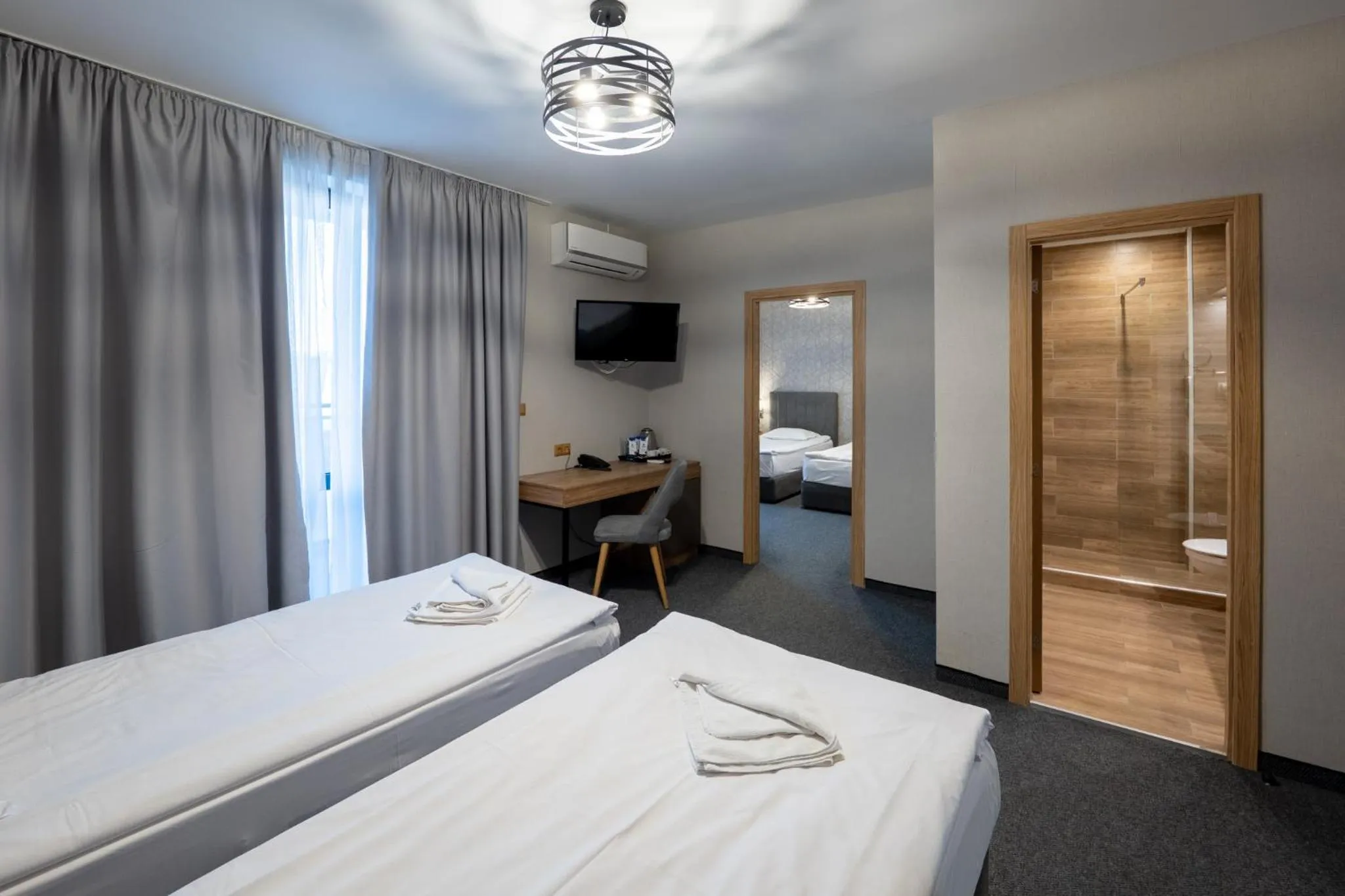 Property building, Bed in Avenue Hotel Deluxe