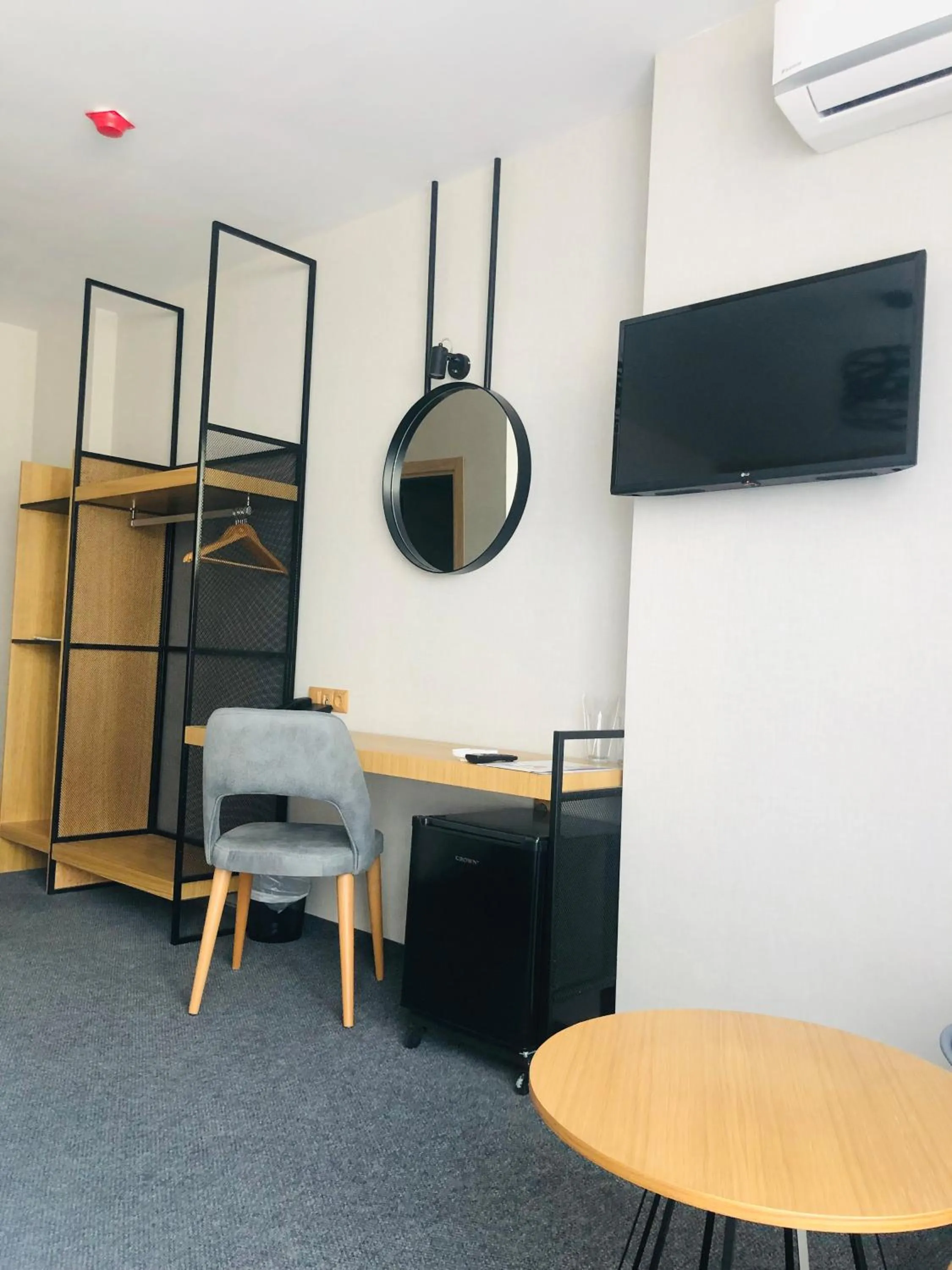 Communal lounge/ TV room in Avenue Hotel Deluxe