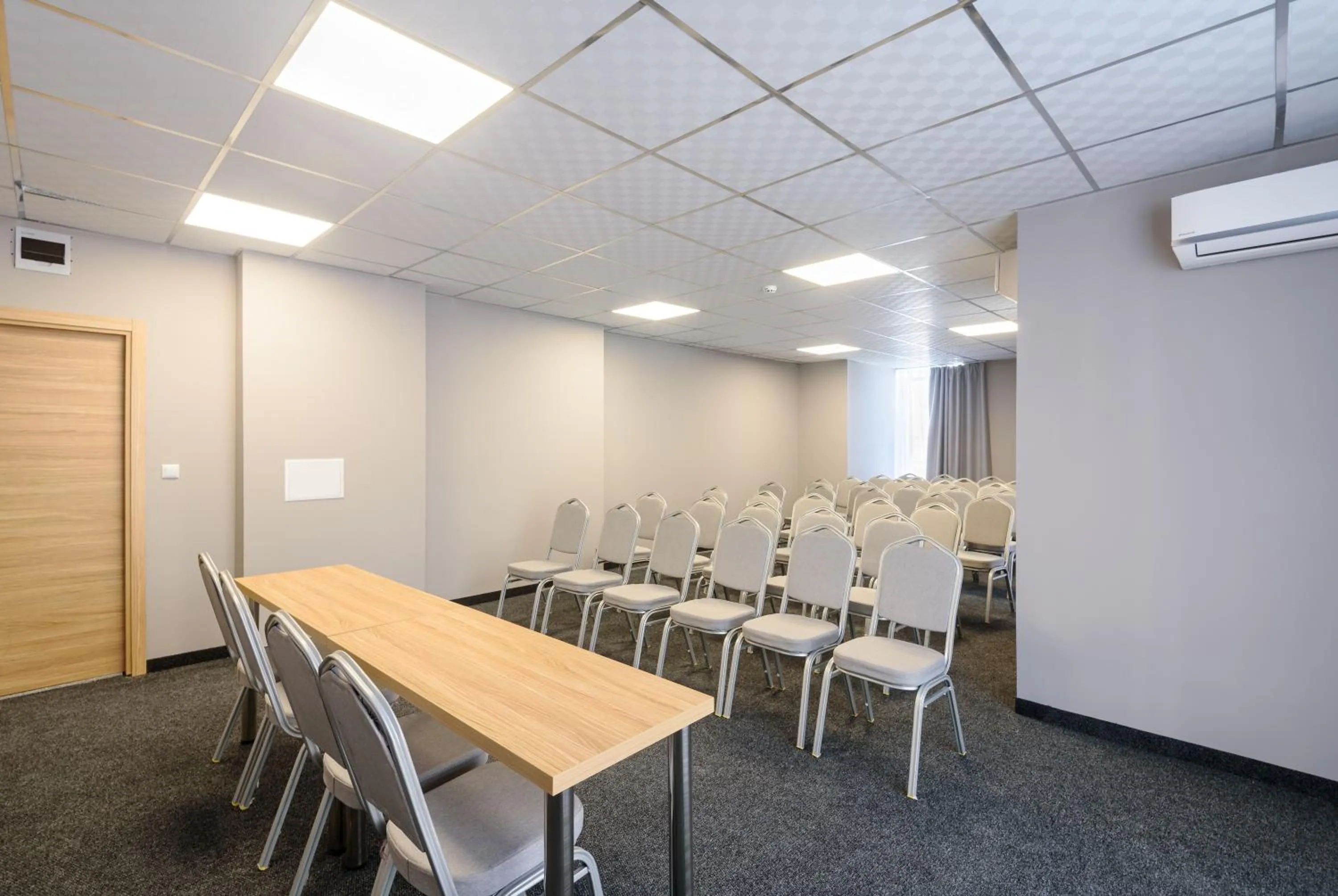 Seating area in Avenue Hotel Deluxe