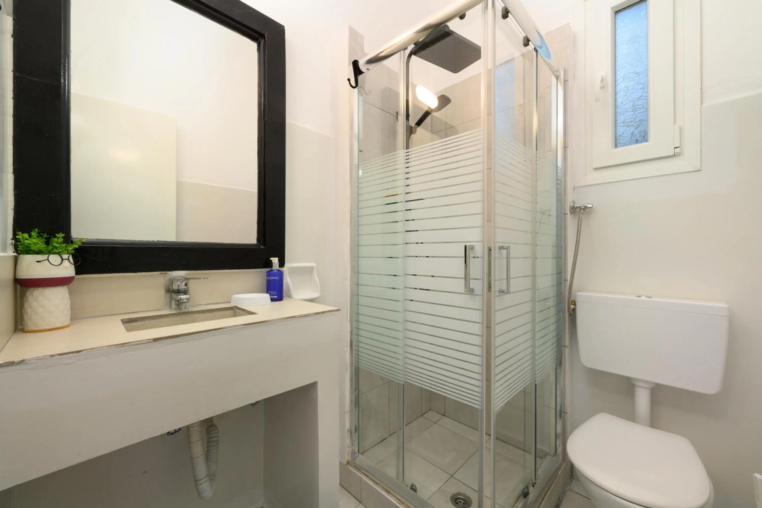 Olive Grove Poolside Apartments