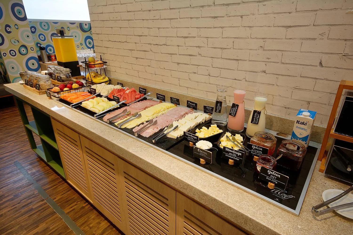 Buffet breakfast in Golden Tower Express Araraquara by Fênix Hotéis