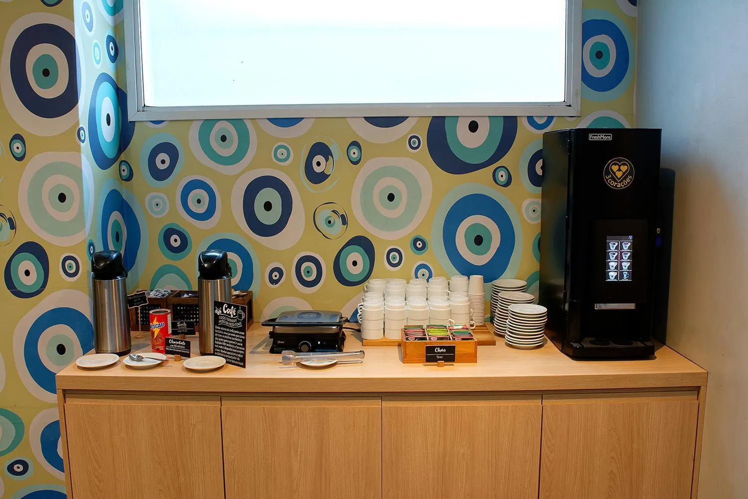 Coffee/tea facilities in Golden Tower Express Araraquara by Fênix Hotéis