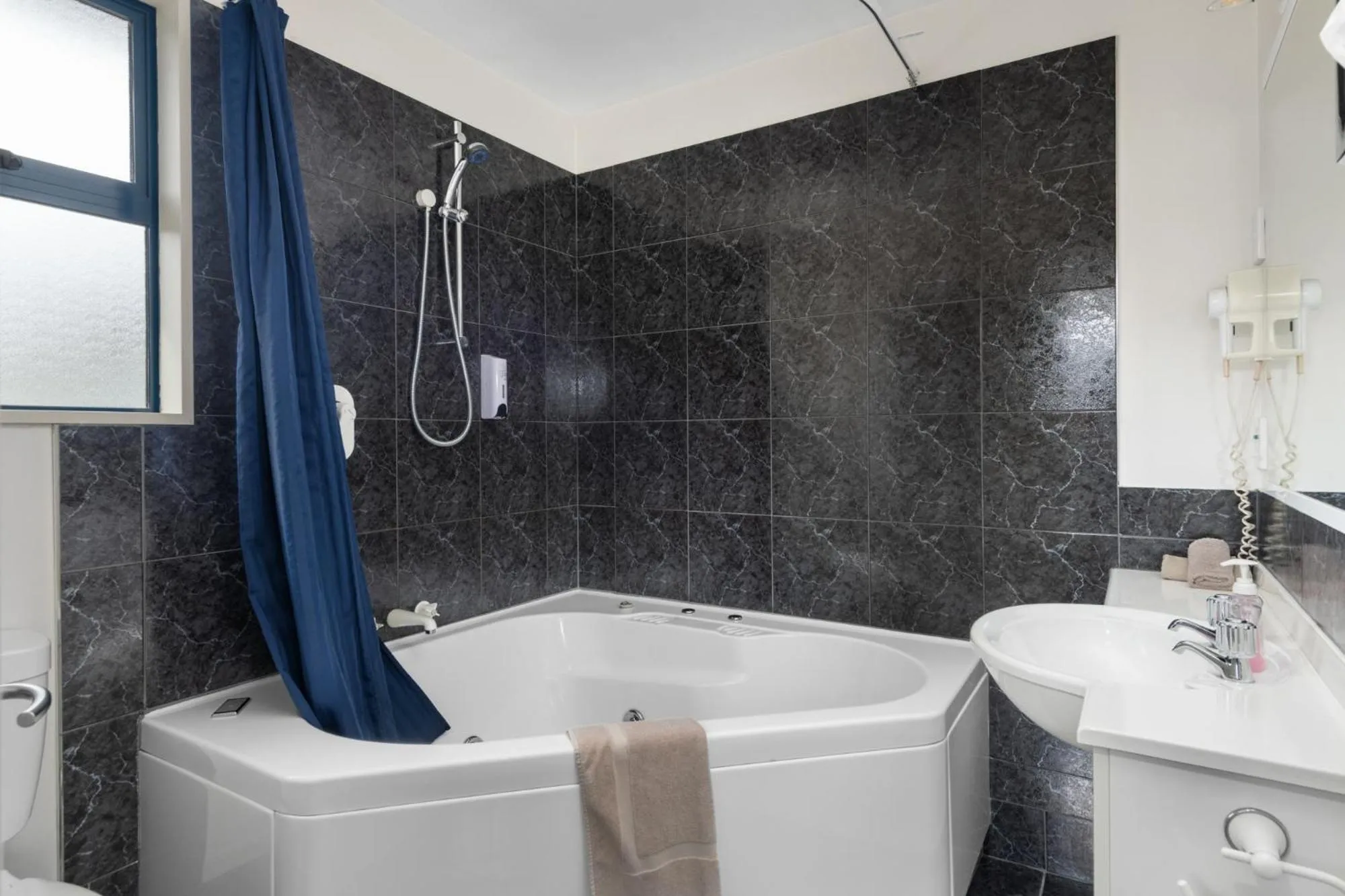 Bathroom in Panorama Motor Lodge