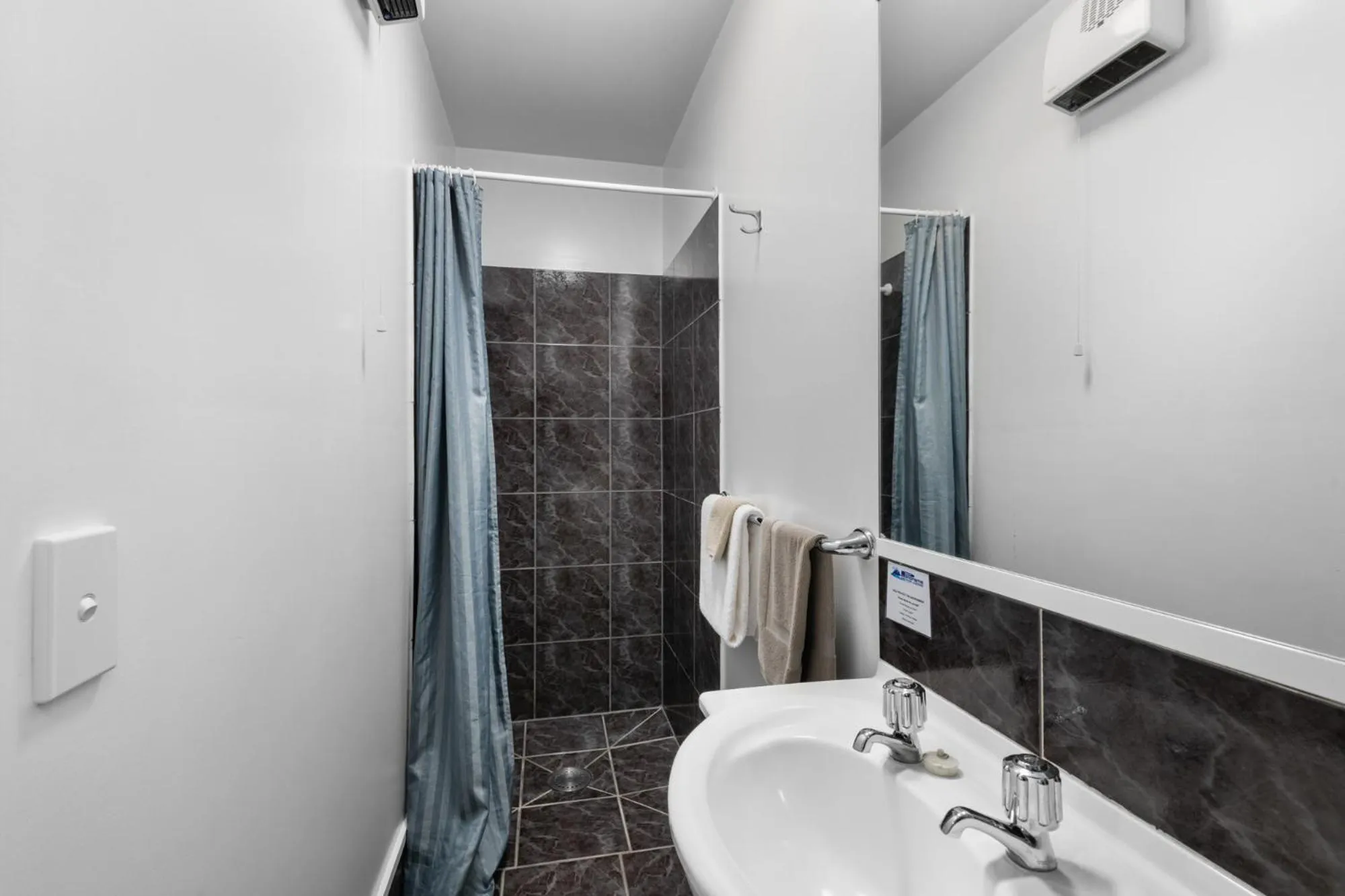 Bathroom in Panorama Motor Lodge