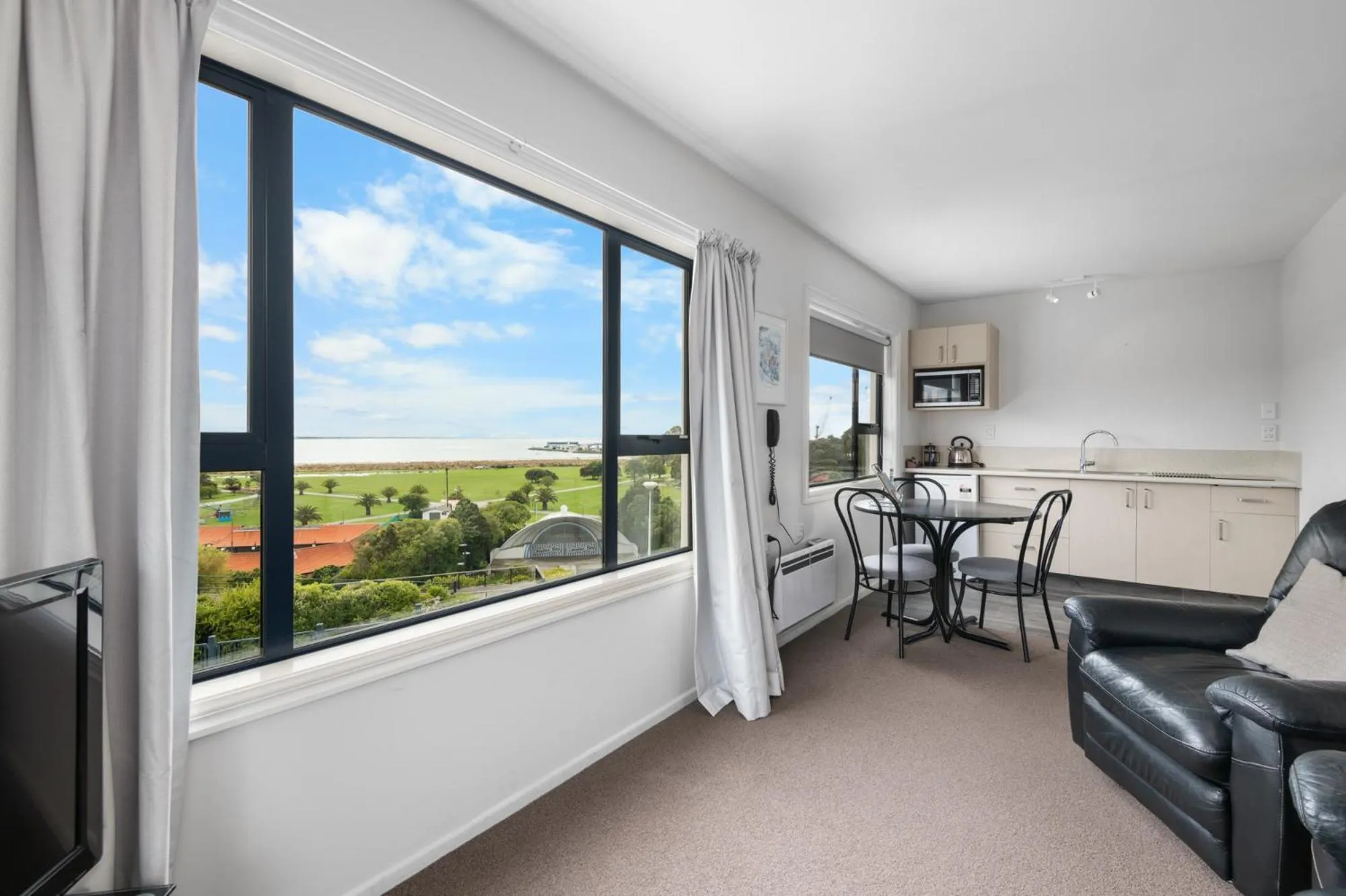 Kitchen or kitchenette in Panorama Motor Lodge