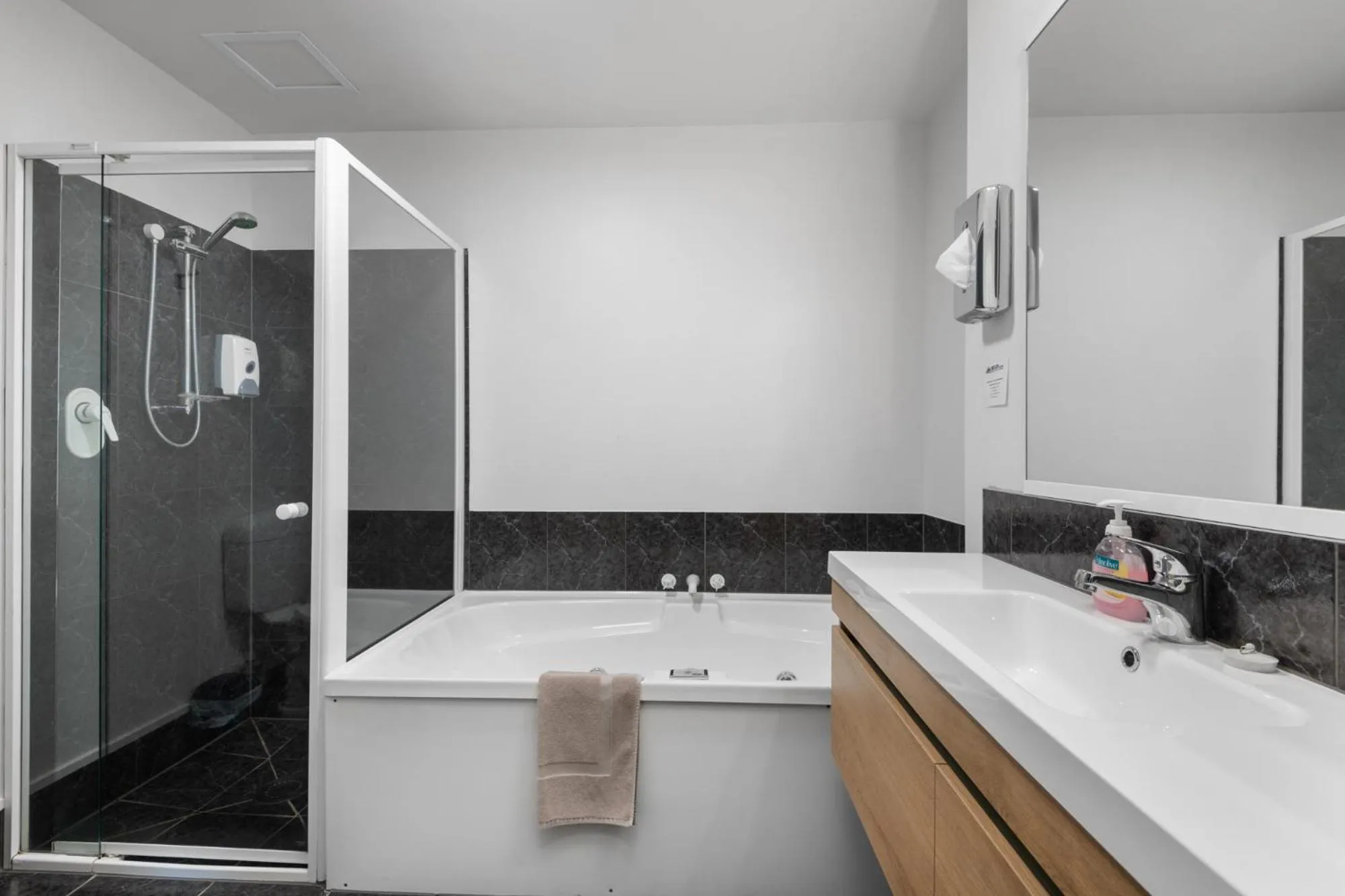 Bathroom in Panorama Motor Lodge