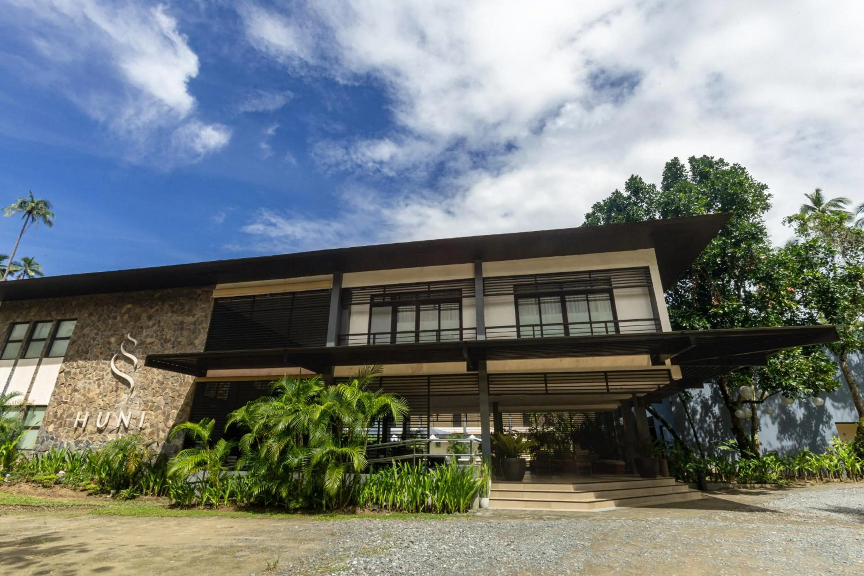 Facade/entrance in Huni Lio