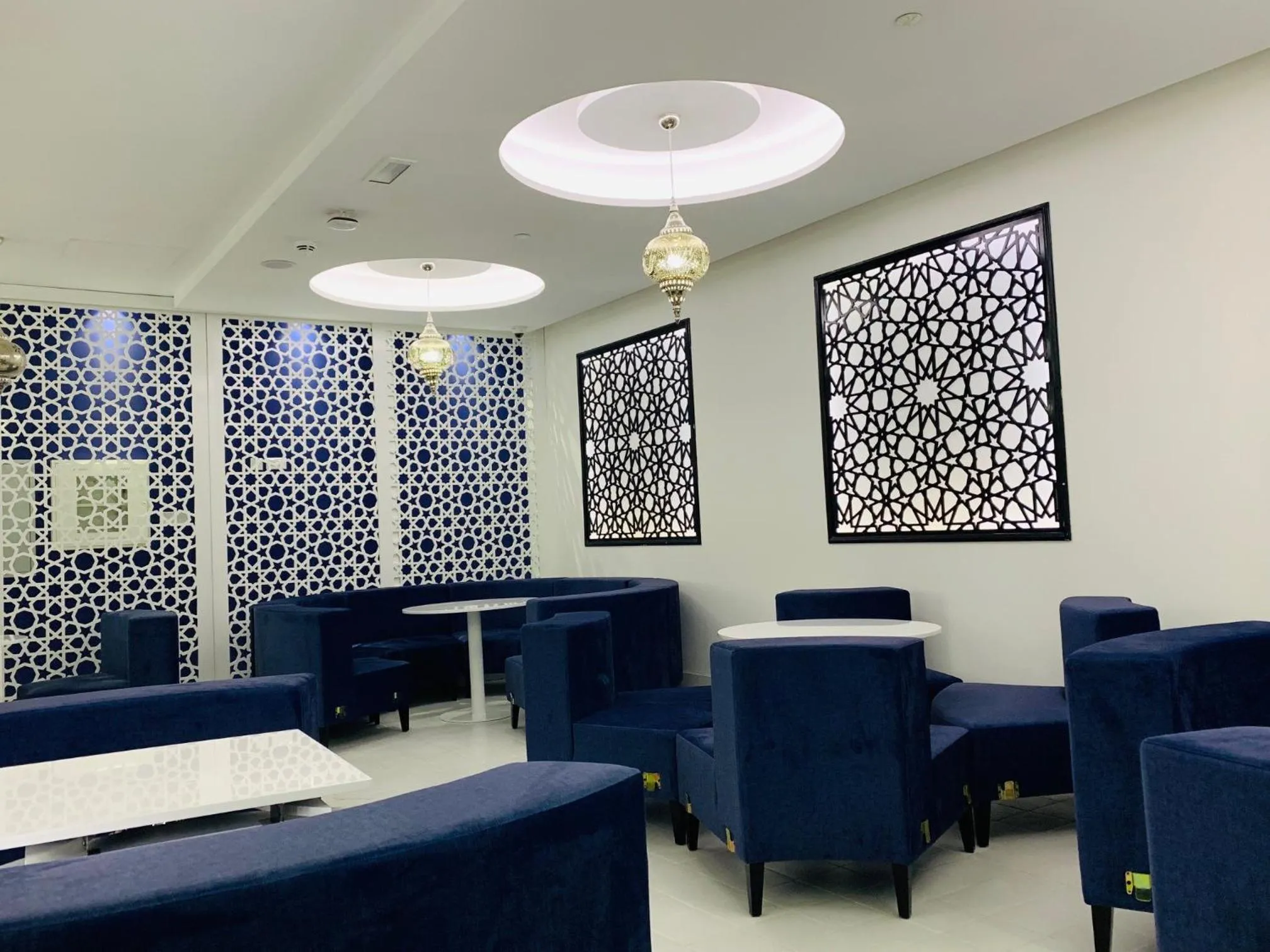 Restaurant/places to eat in City Avenue Hotel