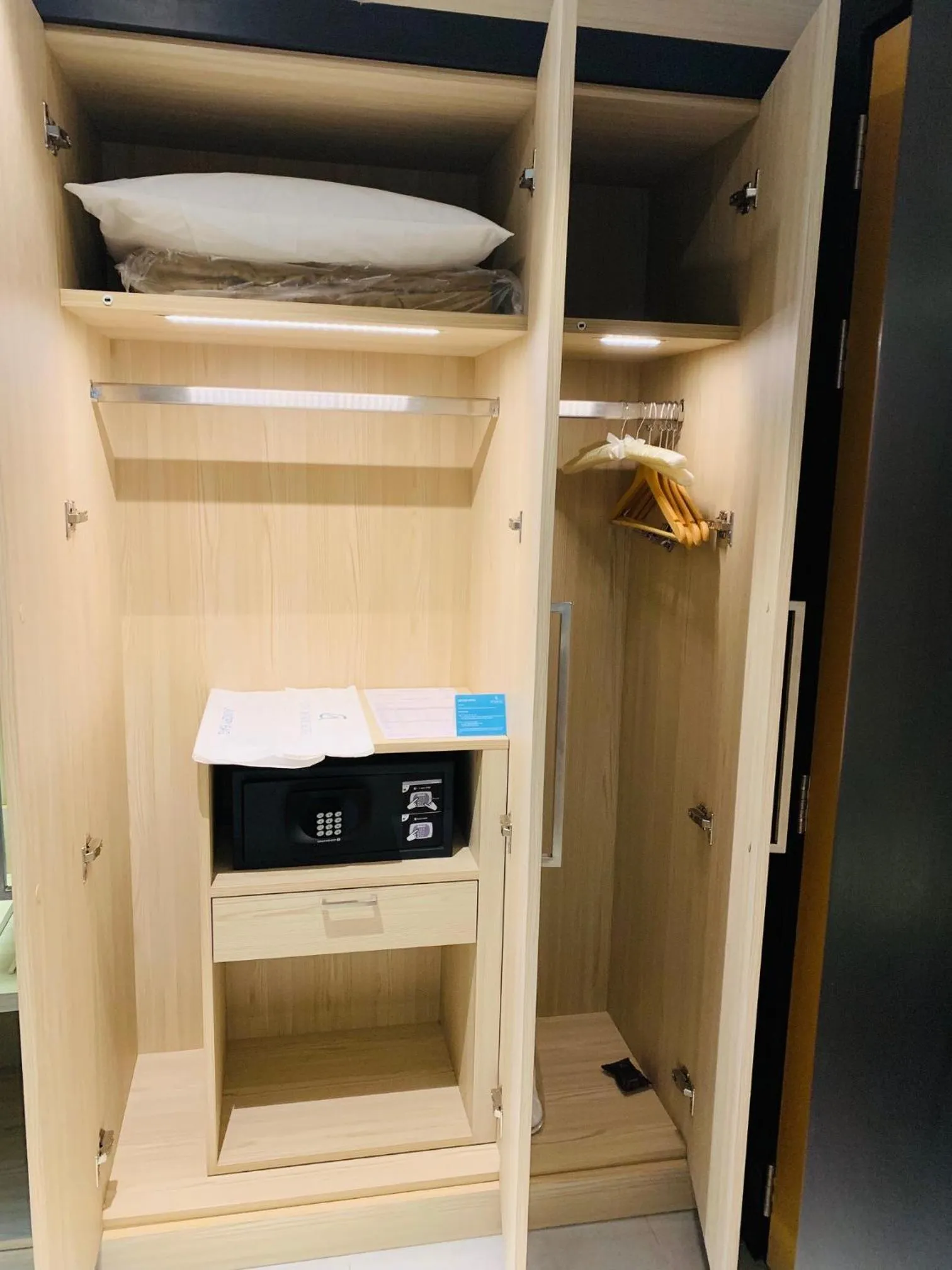 wardrobe in City Avenue Hotel