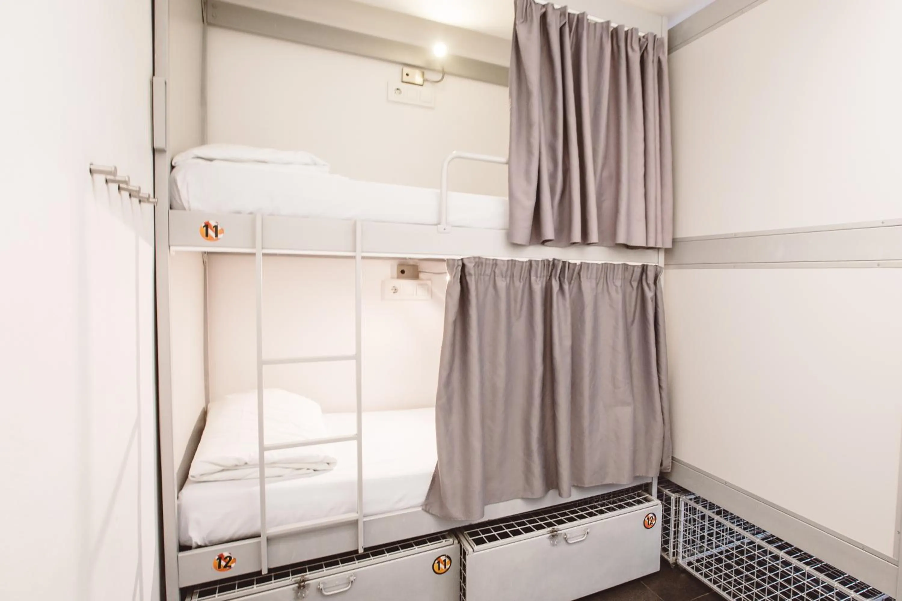 Bedroom, Bed in St Christopher's Inn Barcelona