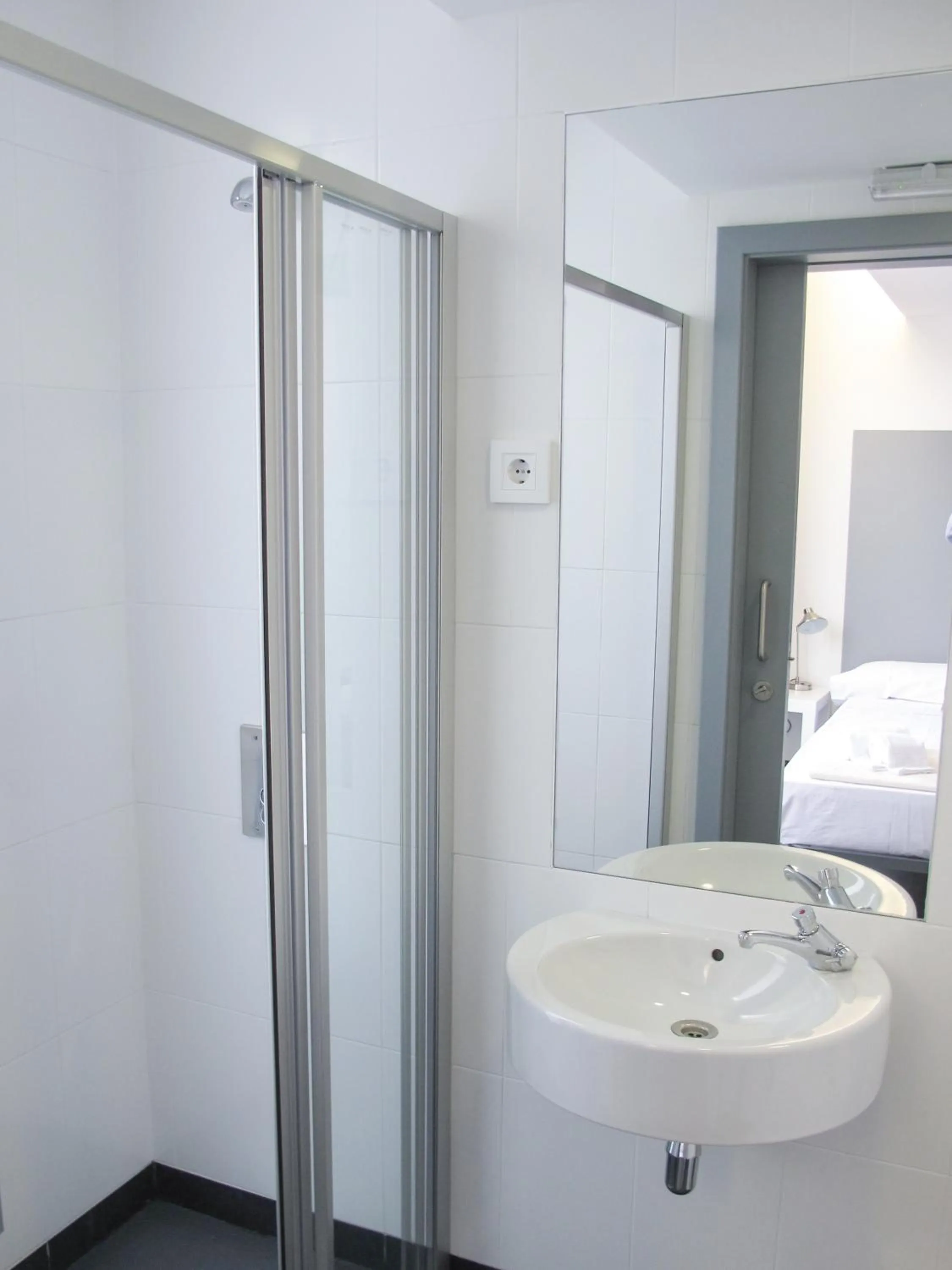 Shower, Bed in St Christopher's Inn Barcelona