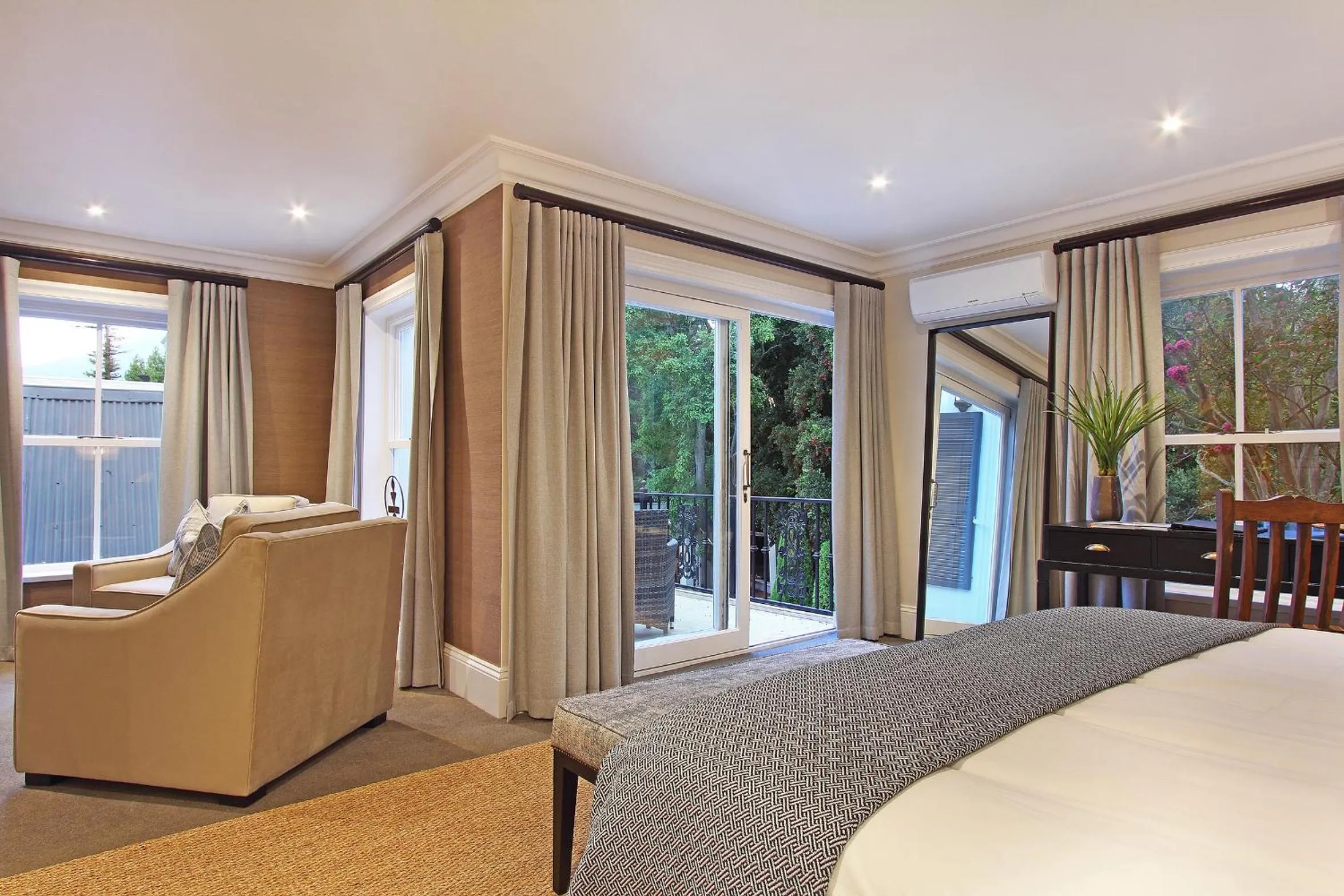 Photo of the whole room, Bed in Stellenbosch Manor