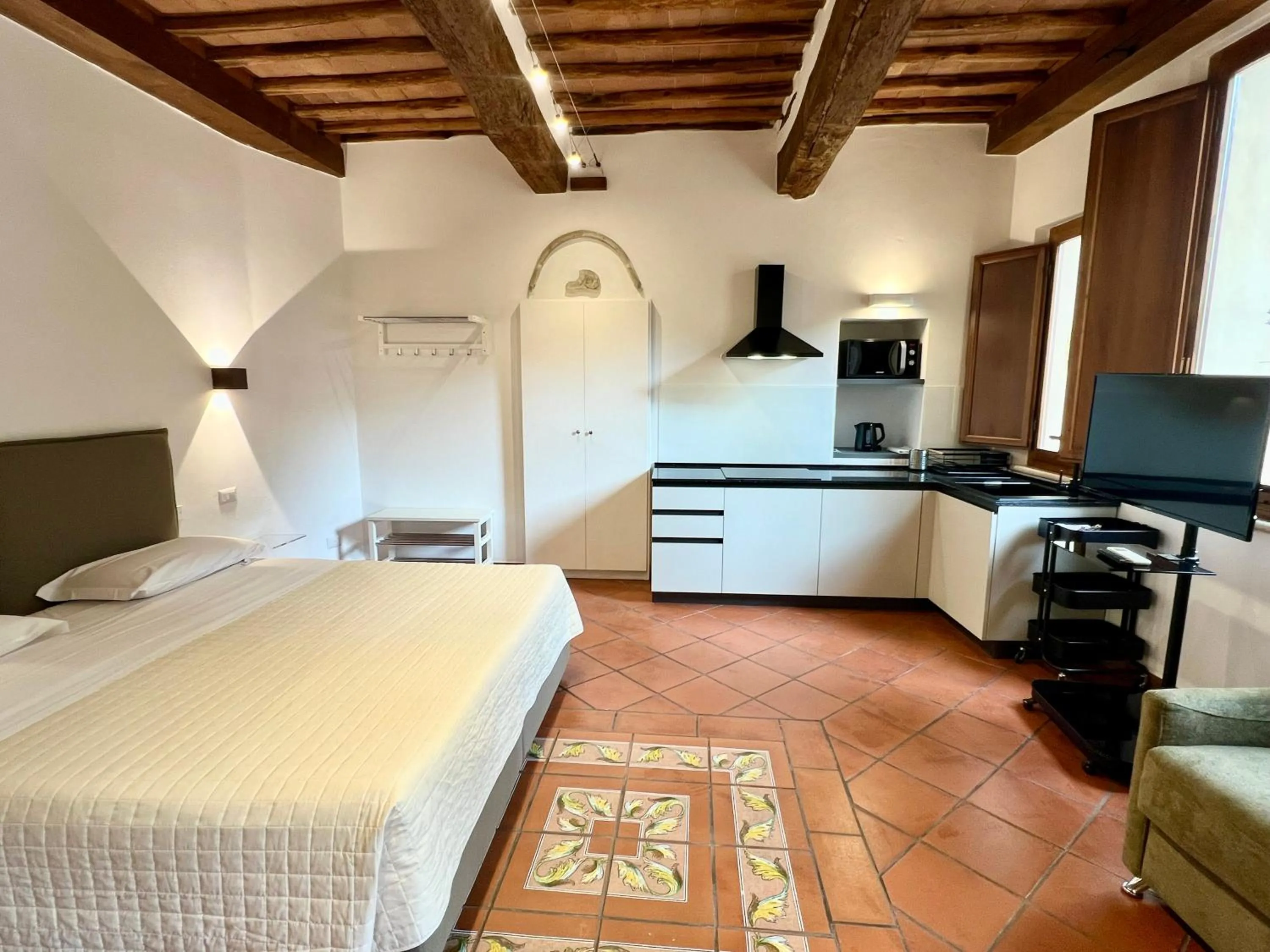 Kitchen or kitchenette, Bed in Regis Condo