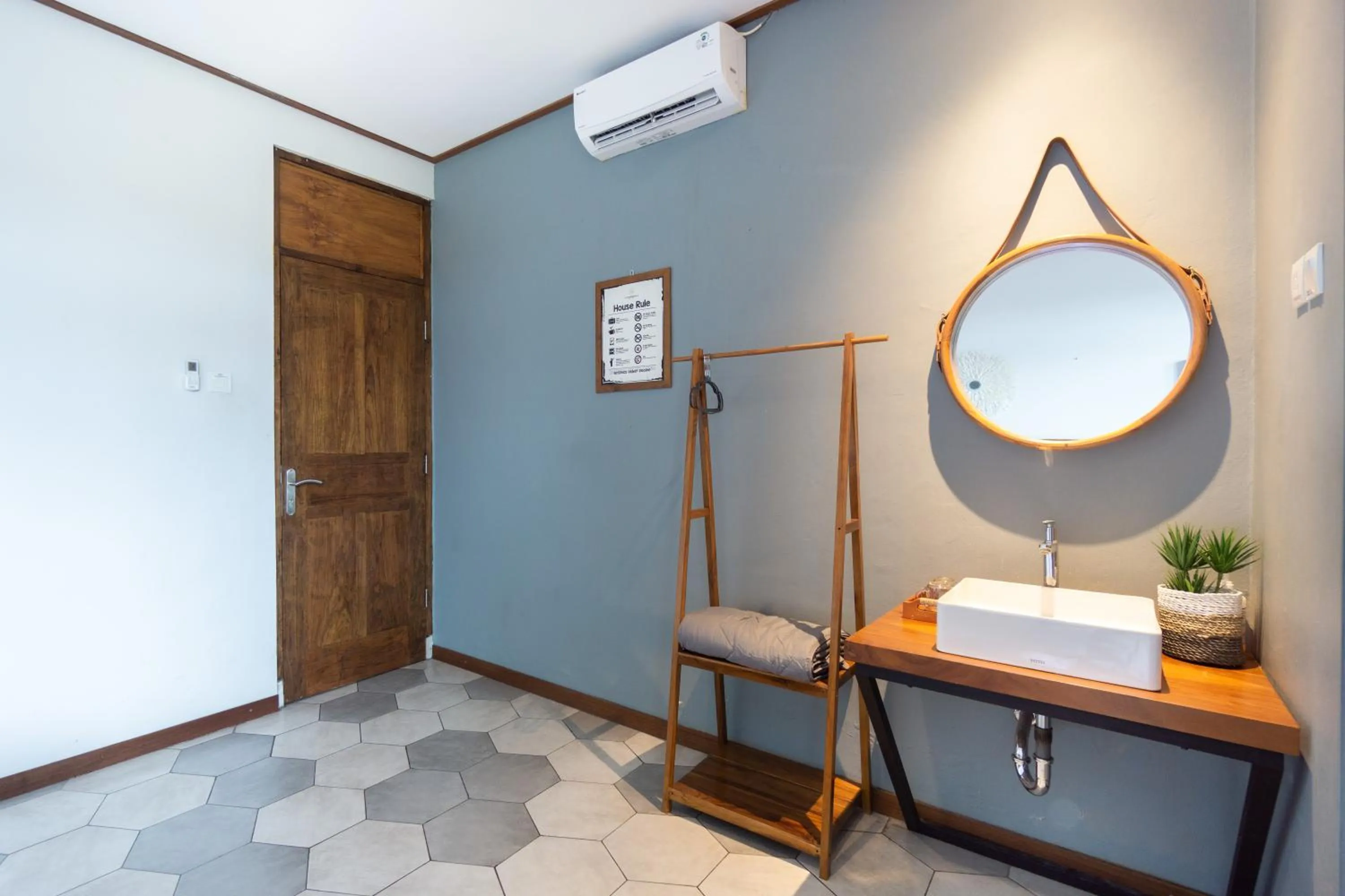 hair dresser in Interconnection Hostel