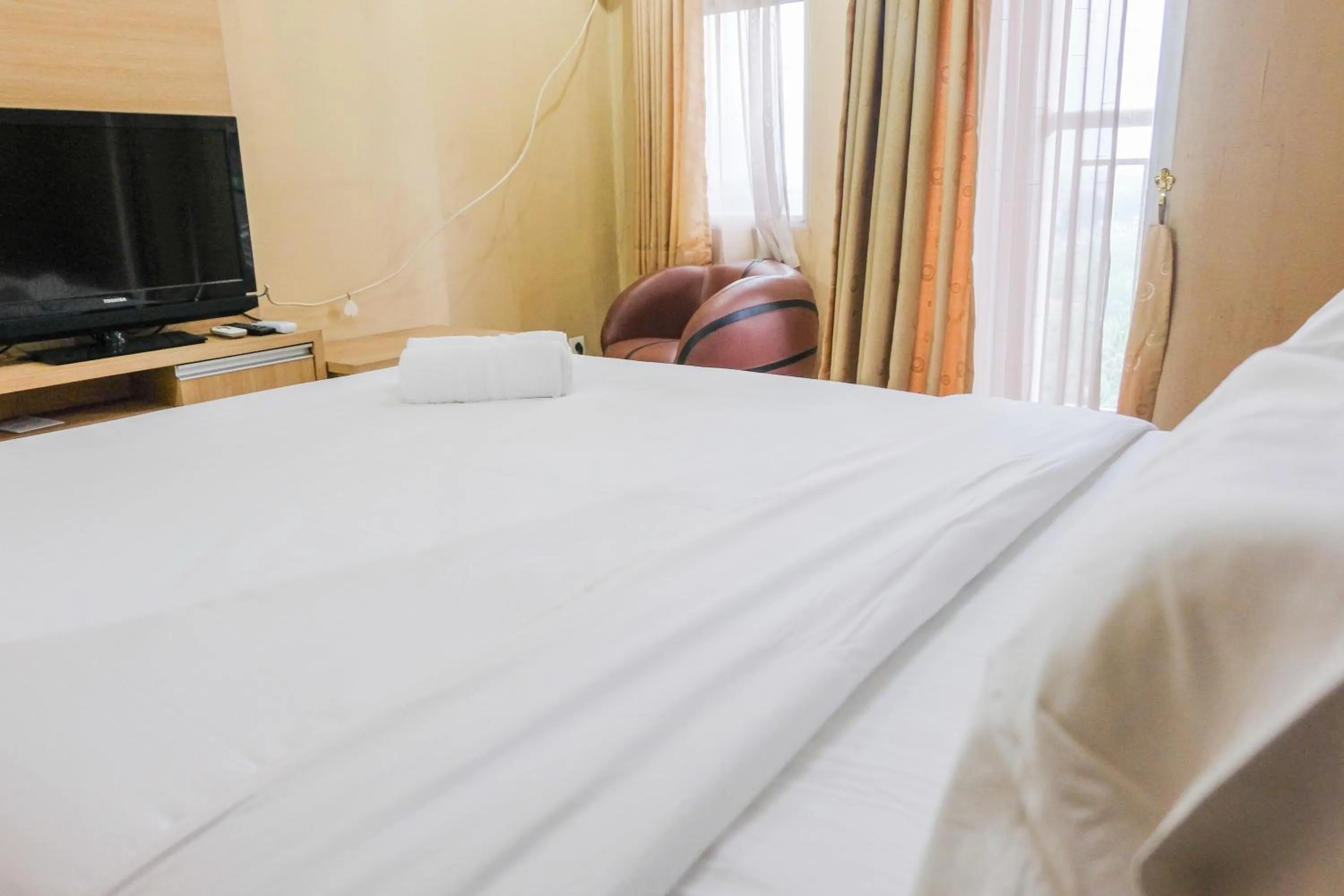 Bed in Minimalist Studio Room Great Western Resort Apartment By Travelio