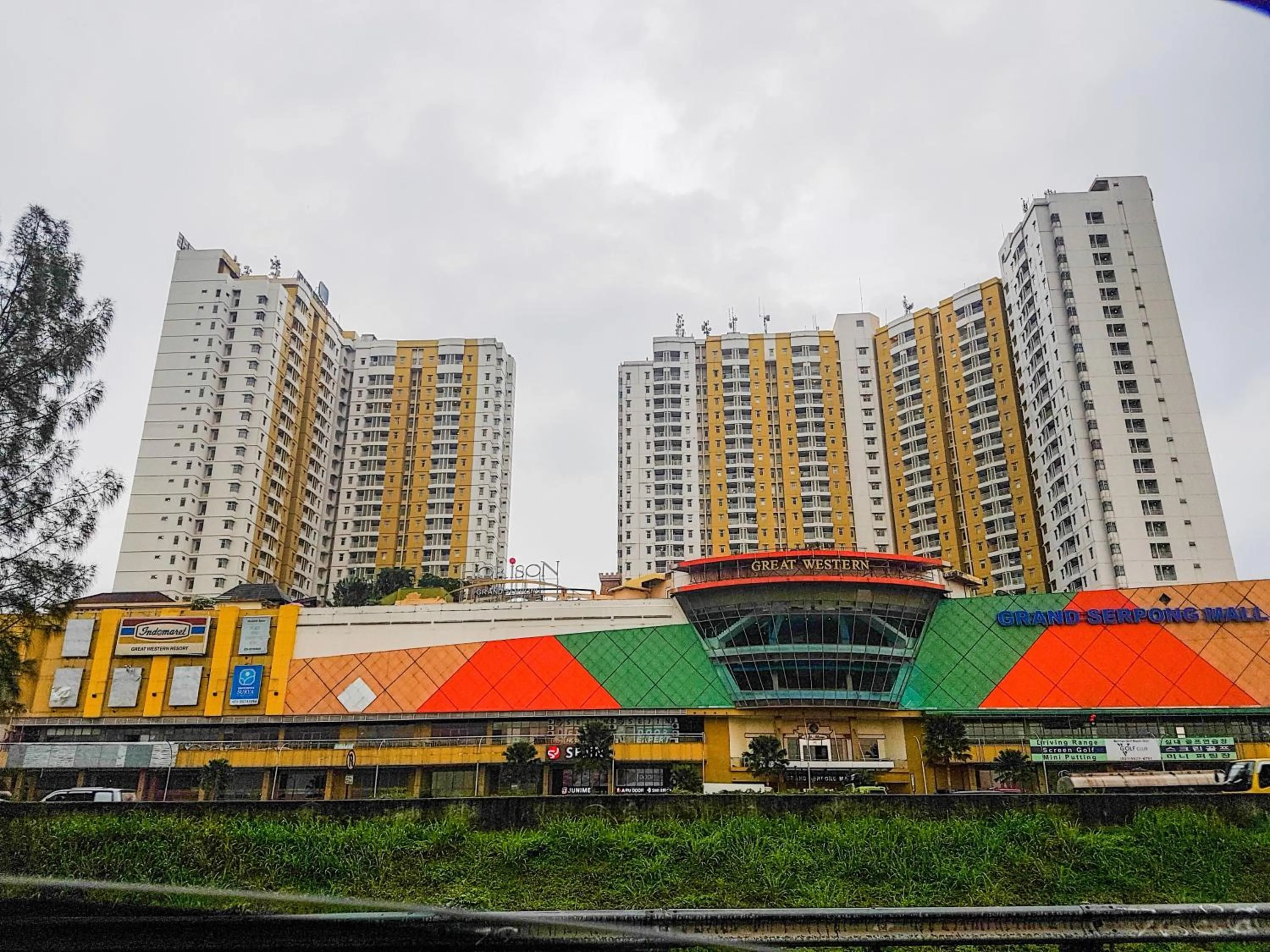 Property building in Minimalist Studio Room Great Western Resort Apartment By Travelio