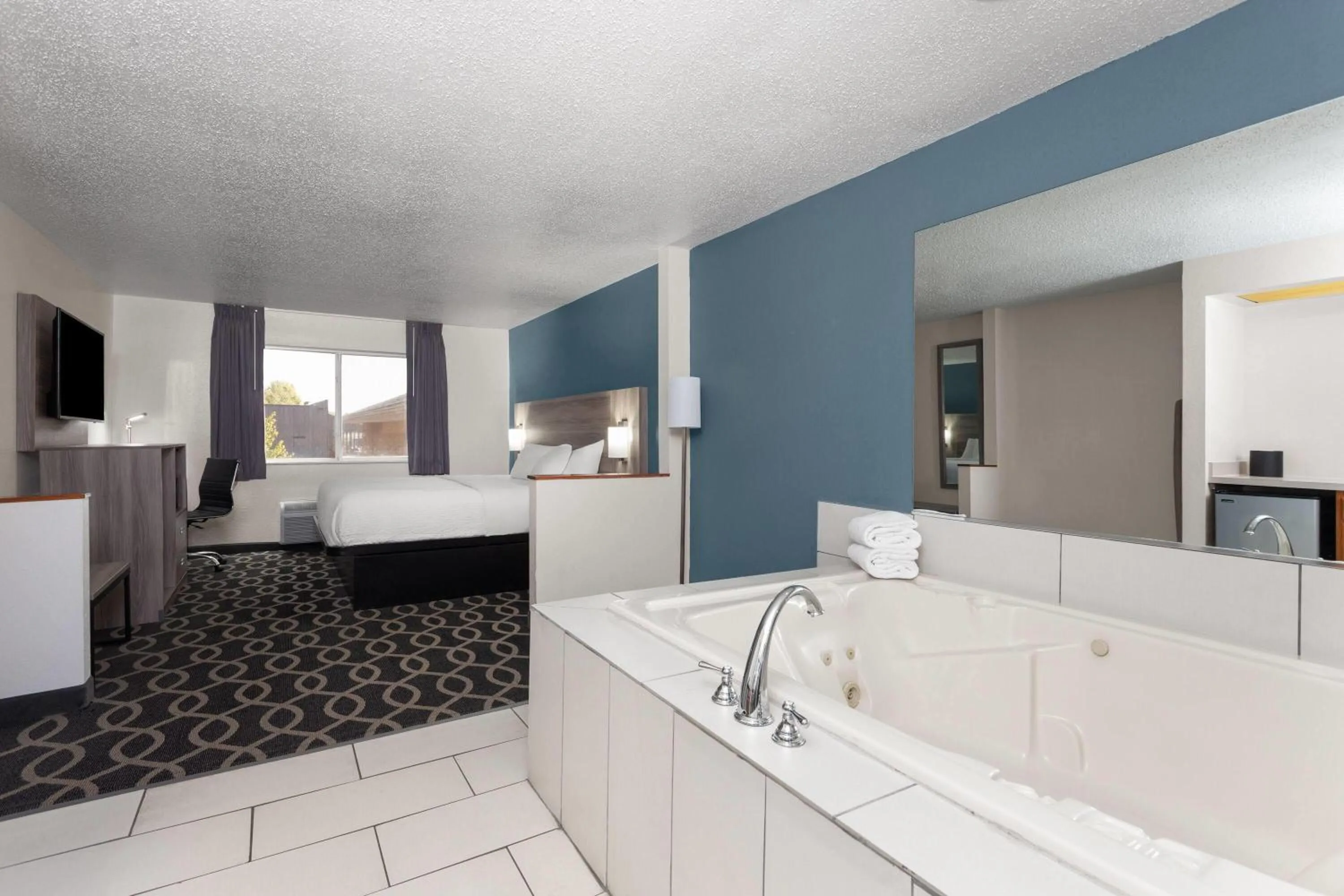 Bath, Bed in Baymont by Wyndham Piqua