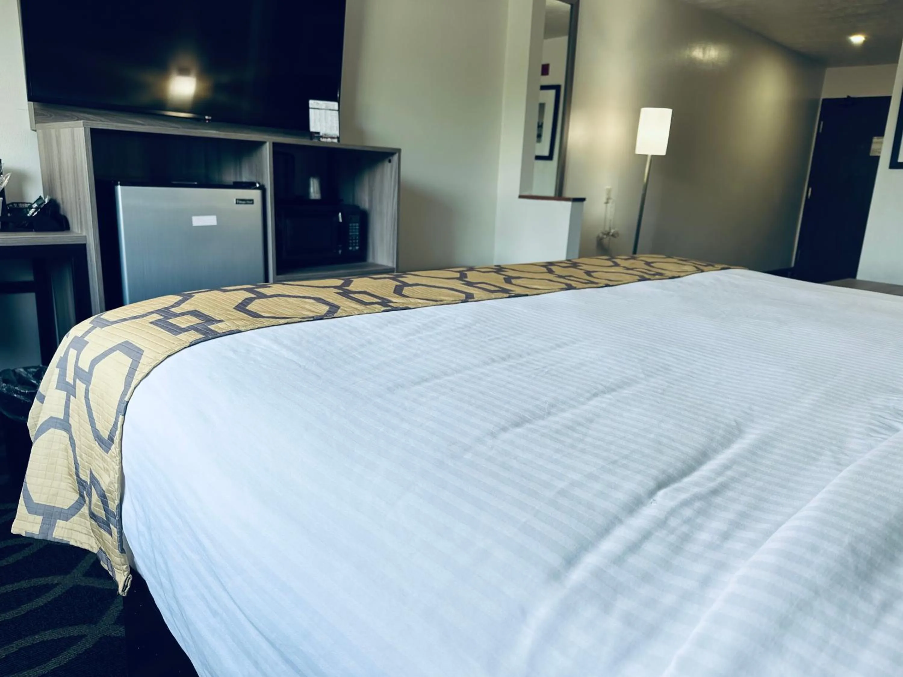 Bedroom, Bed in Baymont by Wyndham Piqua