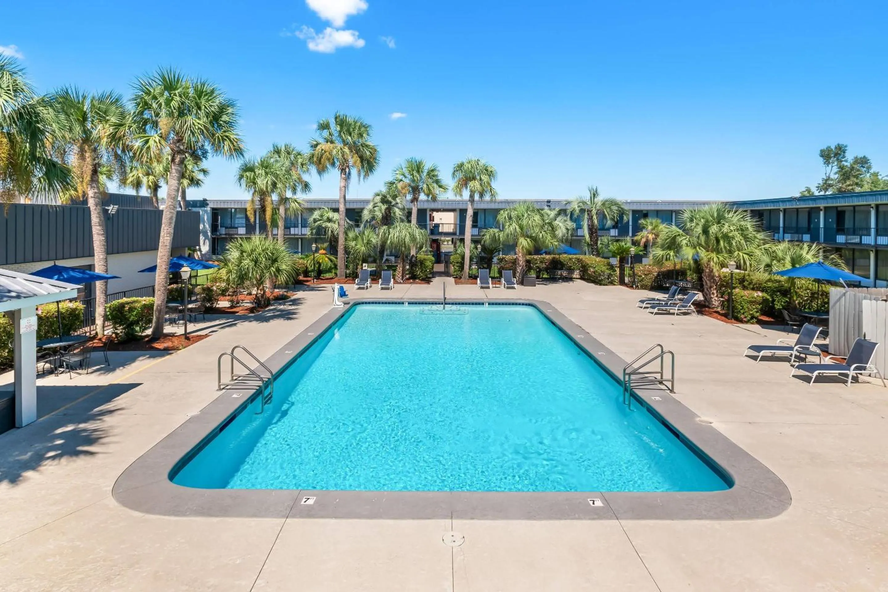 Swimming pool in Quality Inn Slidell I-10