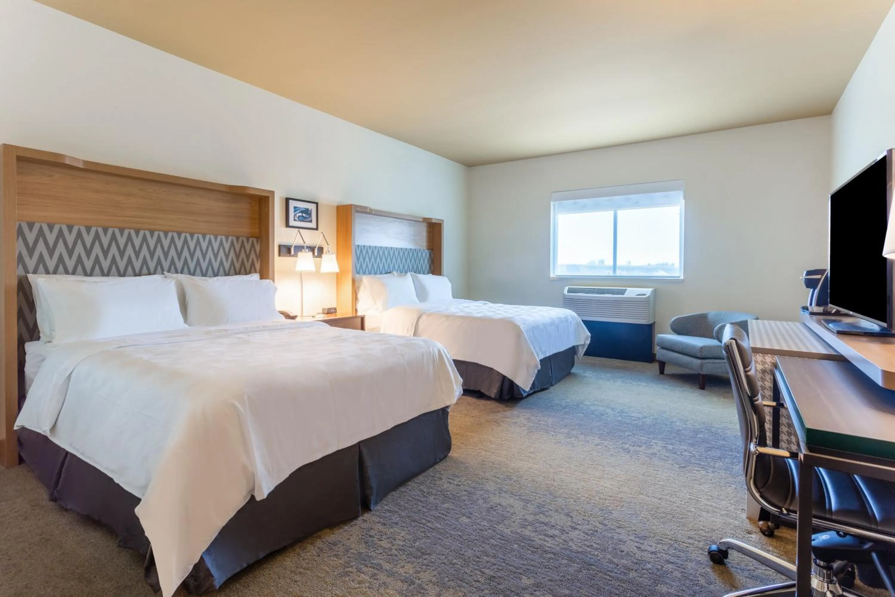 Photo of the whole room, Bed in Holiday Inn & Suites Cedar Falls-Waterloo Event Ctr by IHG