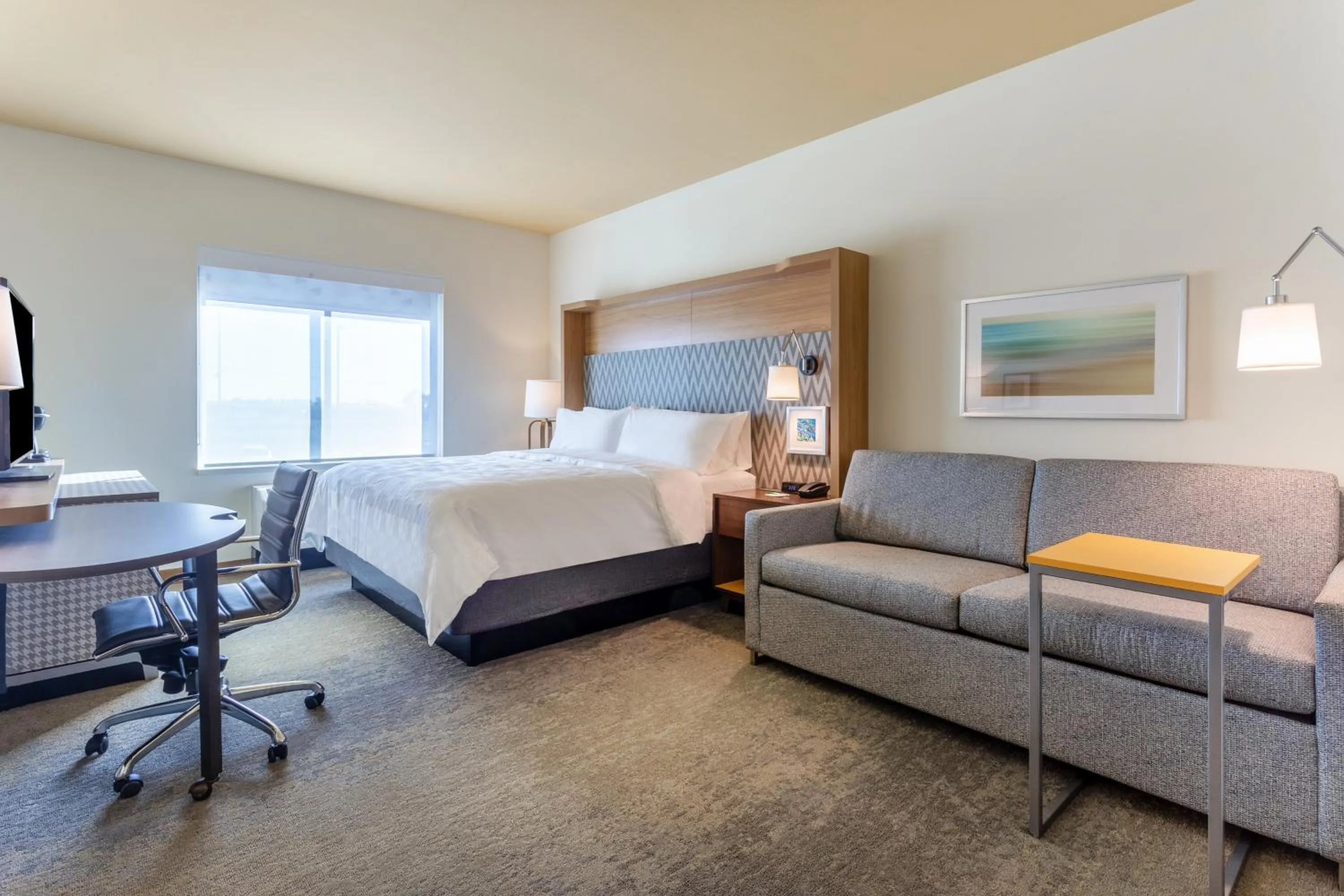 Photo of the whole room, Bed in Holiday Inn & Suites Cedar Falls-Waterloo Event Ctr by IHG