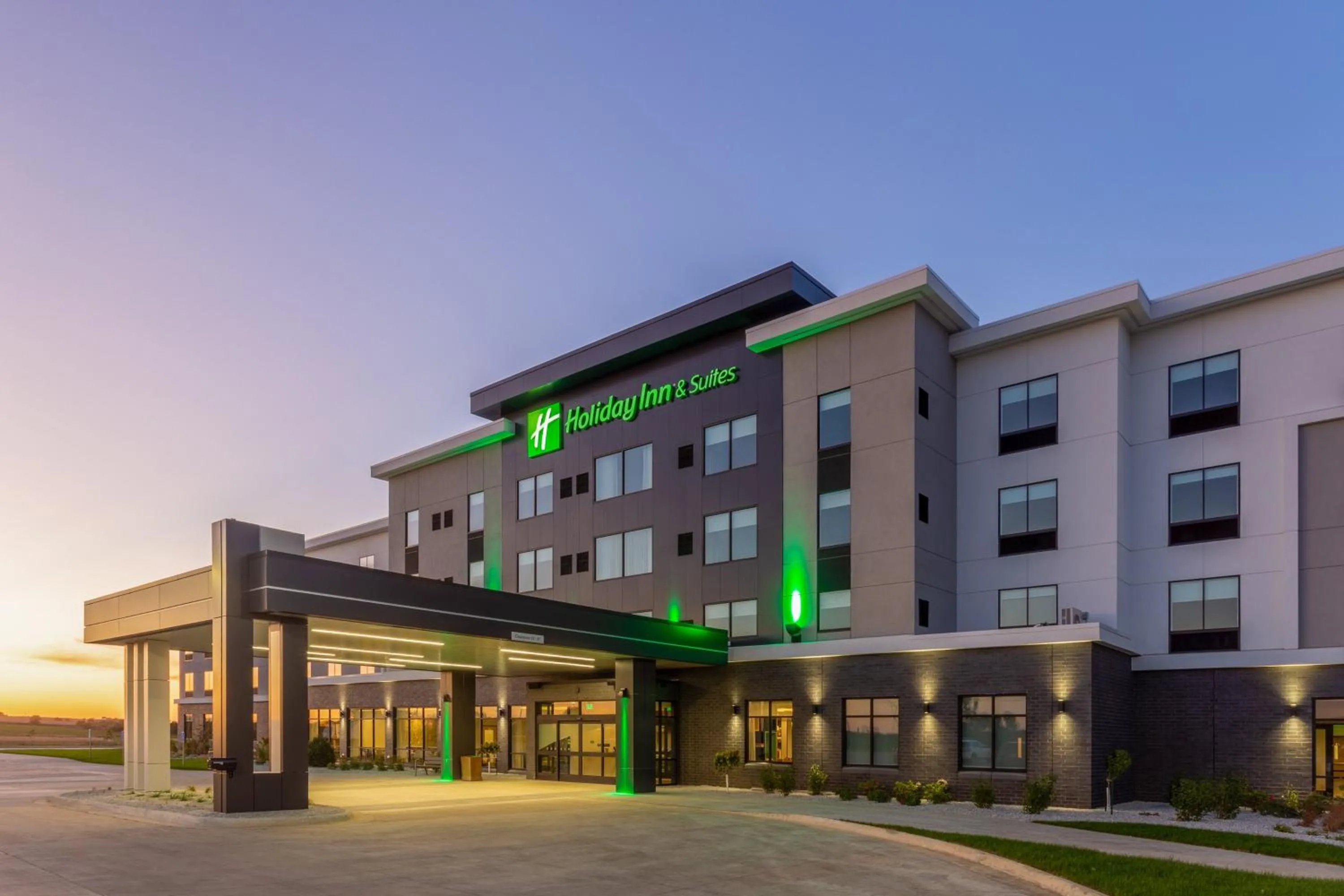 Property building in Holiday Inn & Suites Cedar Falls-Waterloo Event Ctr by IHG