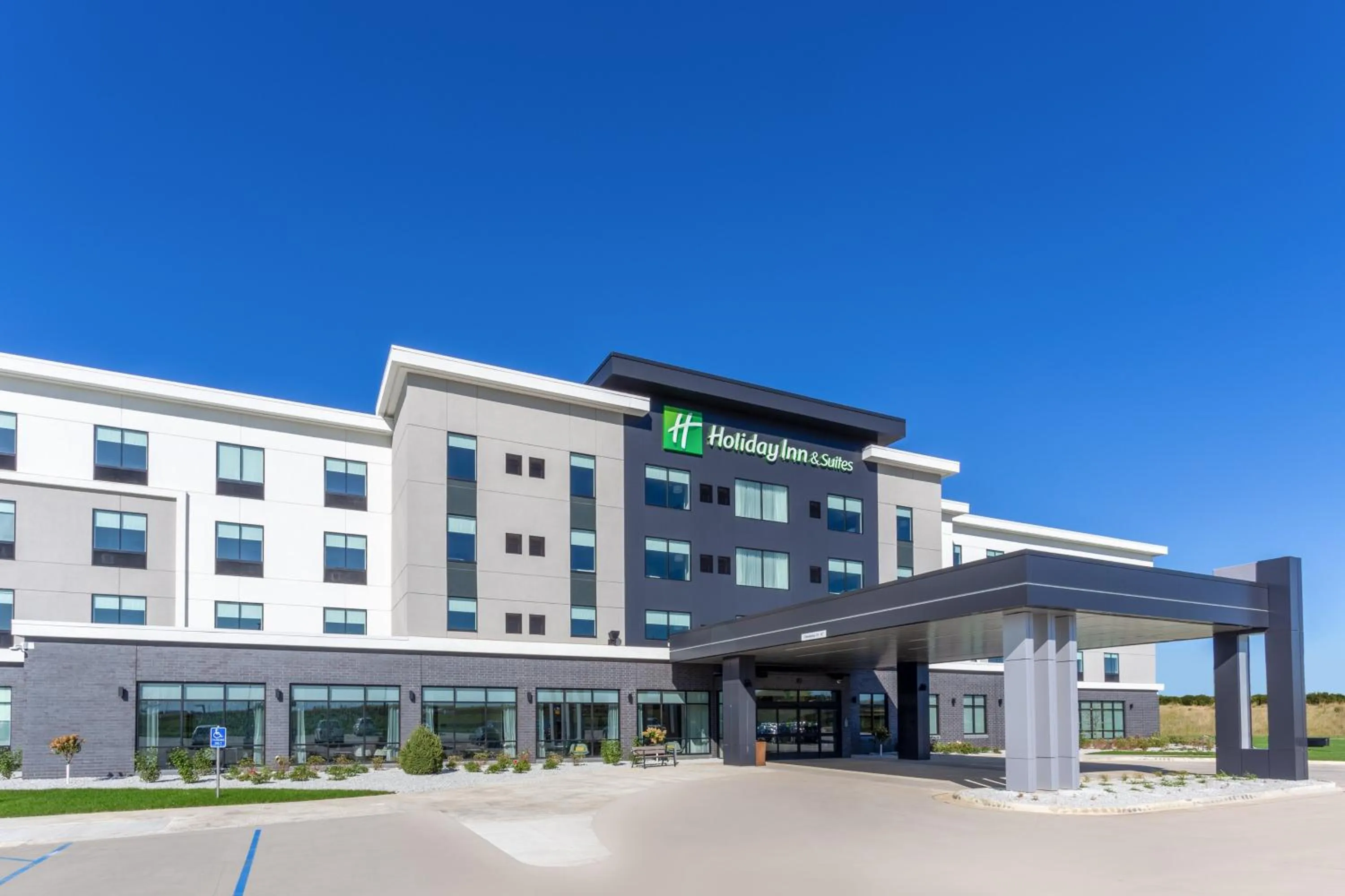 Property building in Holiday Inn & Suites Cedar Falls-Waterloo Event Ctr by IHG