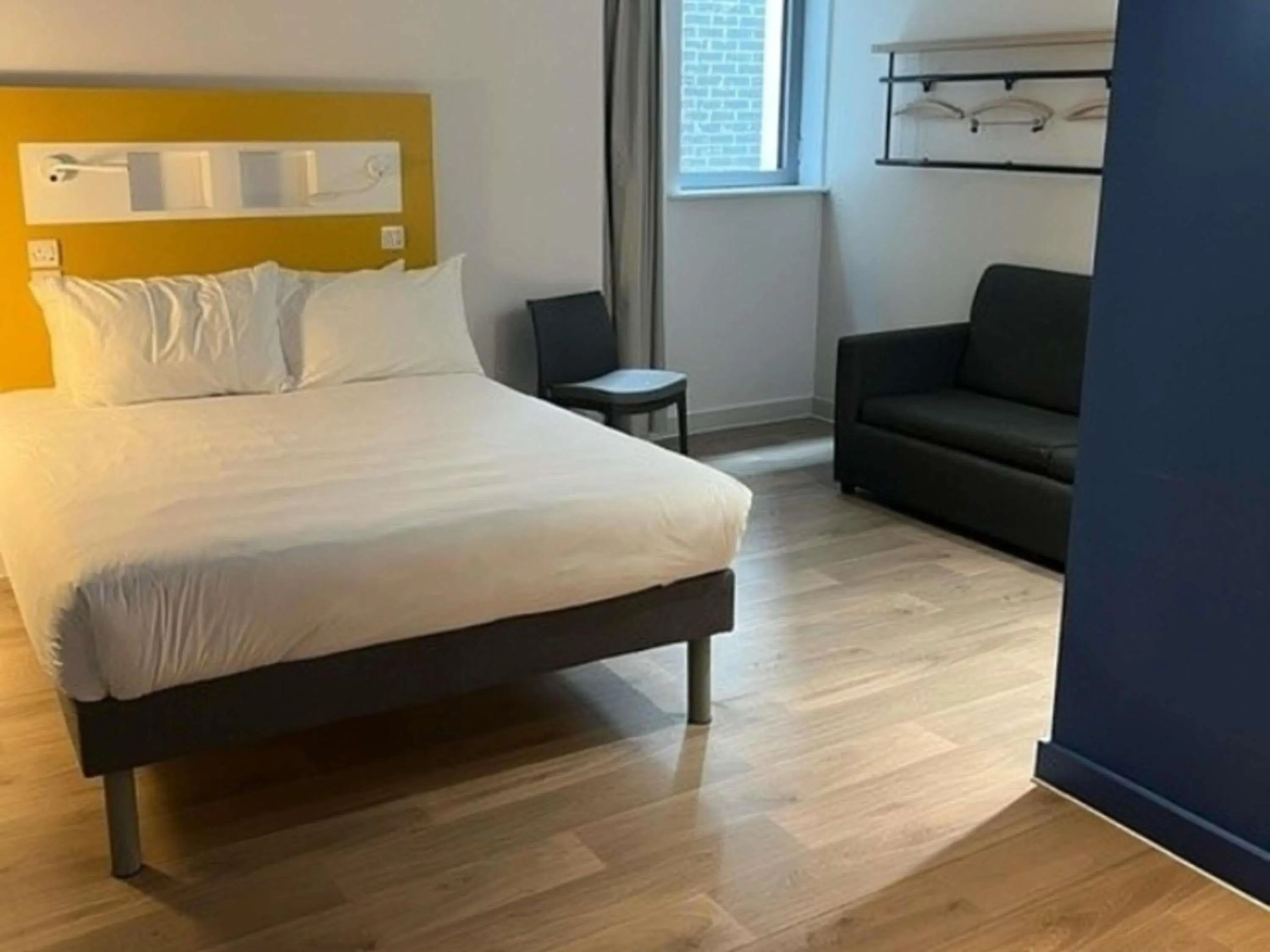 Bedroom, Bed in ibis budget Swindon