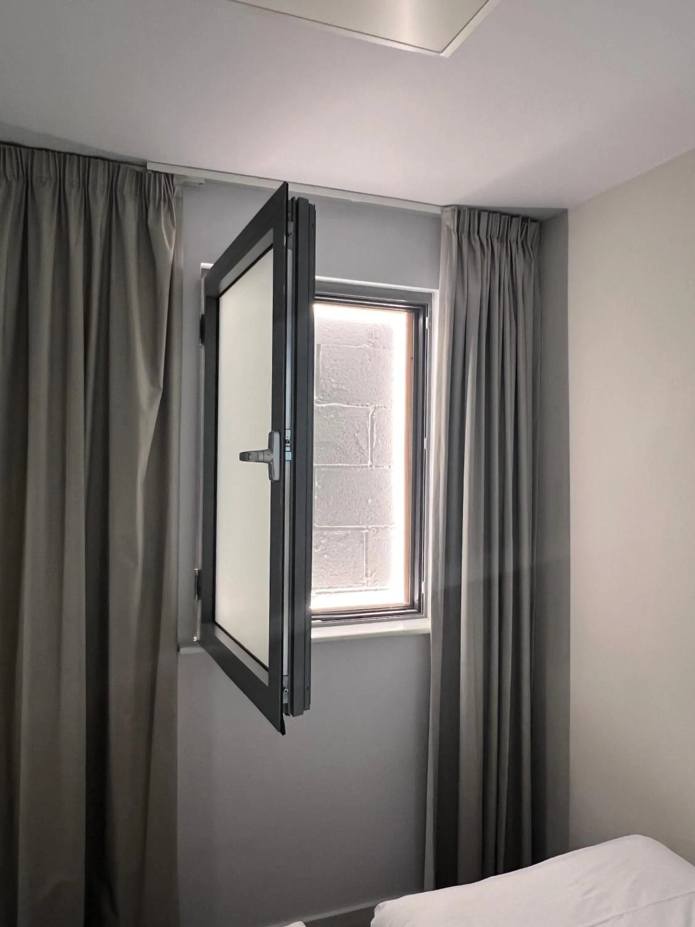 Bedroom, Bed in ibis budget Swindon