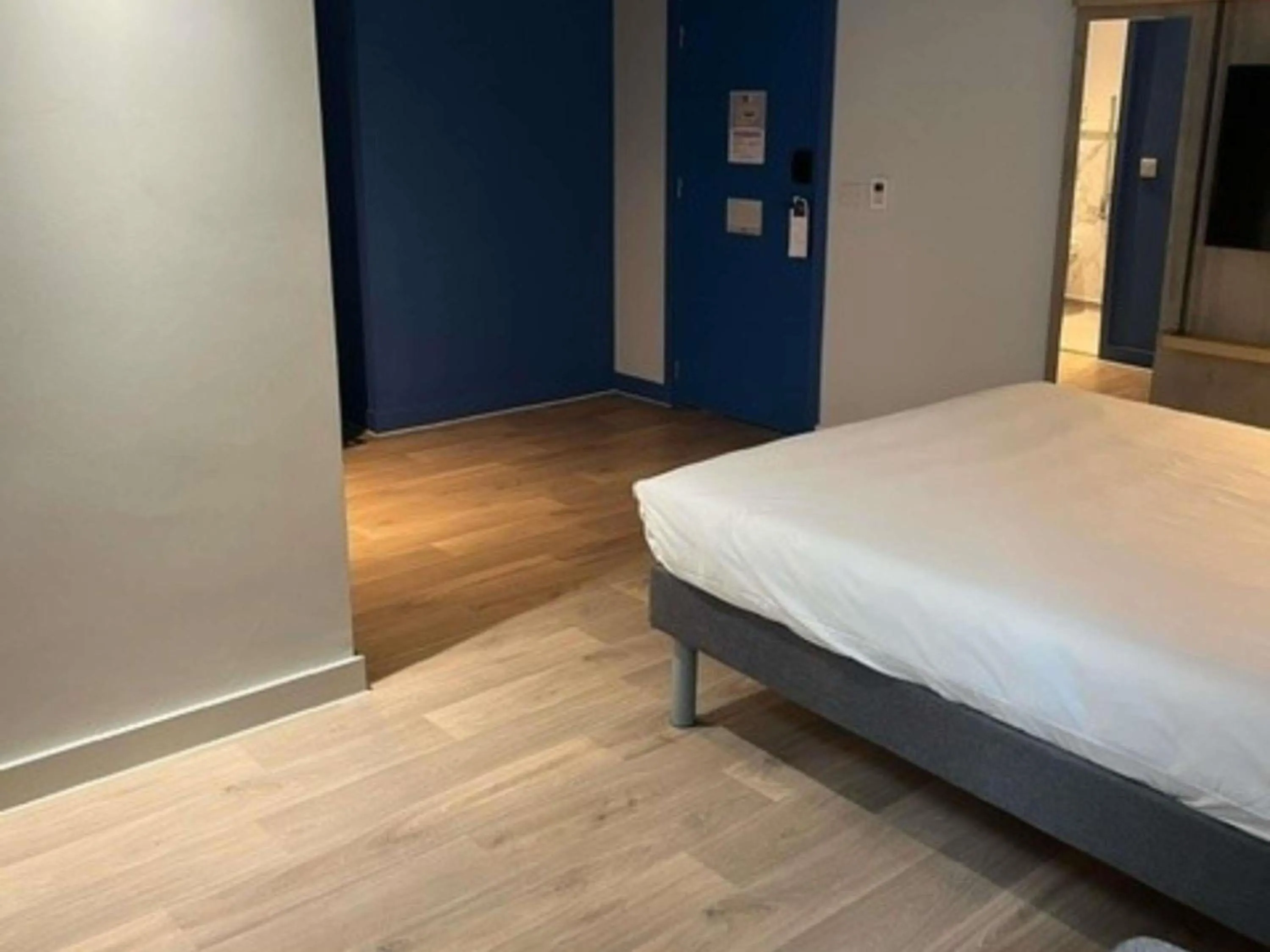 Bedroom, Bed in ibis budget Swindon