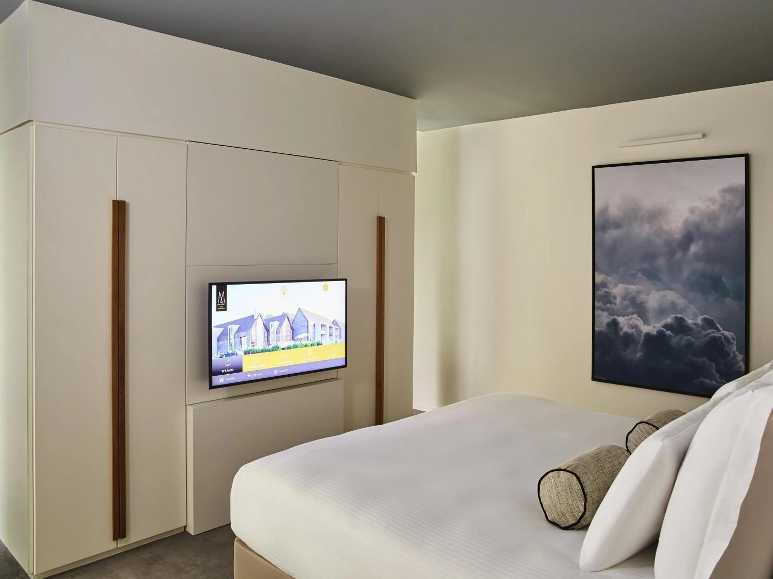 Bedroom, Bed in Le Domaine des Vanneaux Golf & Spa L'Isle Adam - MGallery Collection