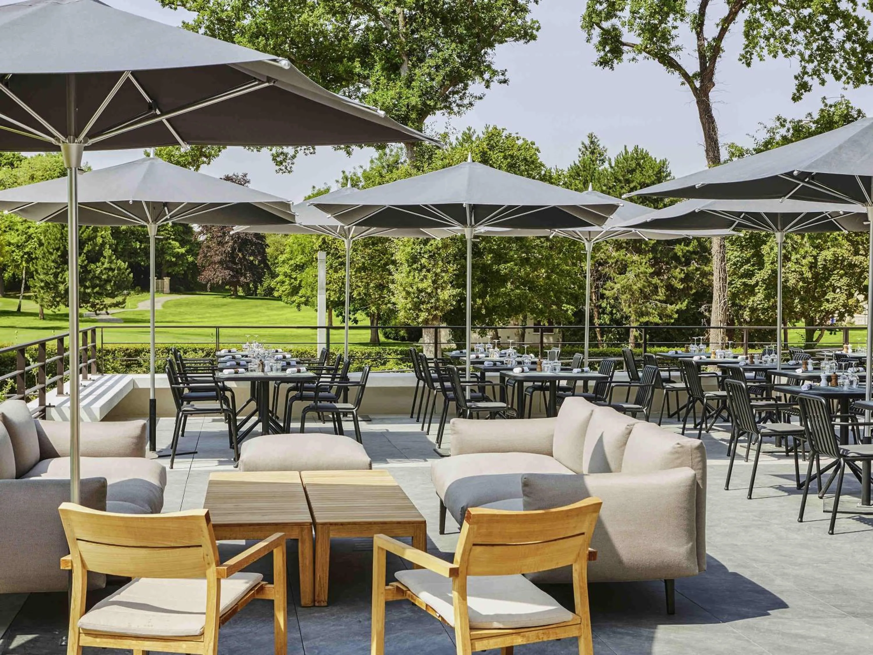 Lounge or bar in Le Domaine des Vanneaux Golf & Spa L'Isle Adam - MGallery Collection
