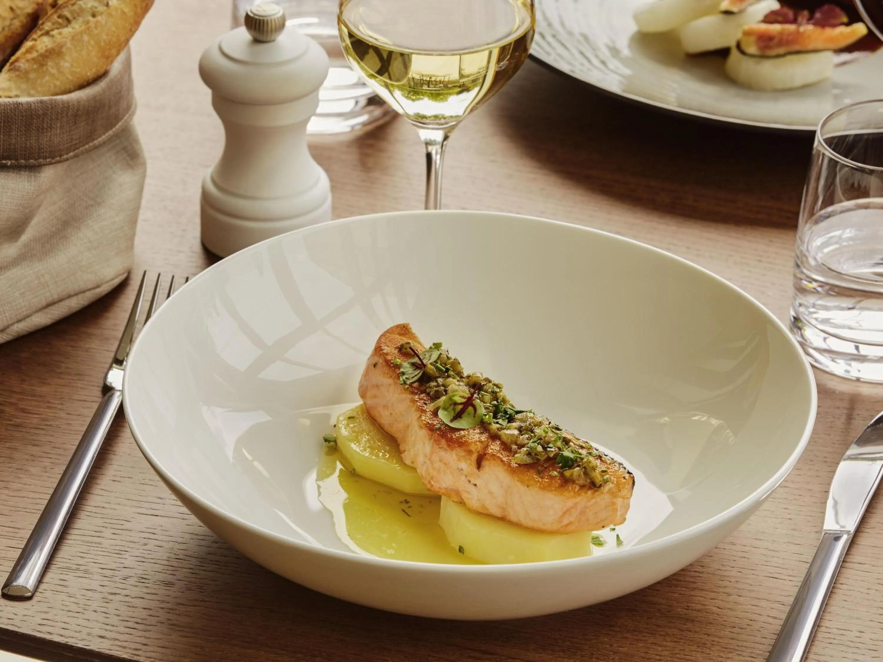 Lounge or bar in Le Domaine des Vanneaux Golf & Spa L'Isle Adam - MGallery Collection