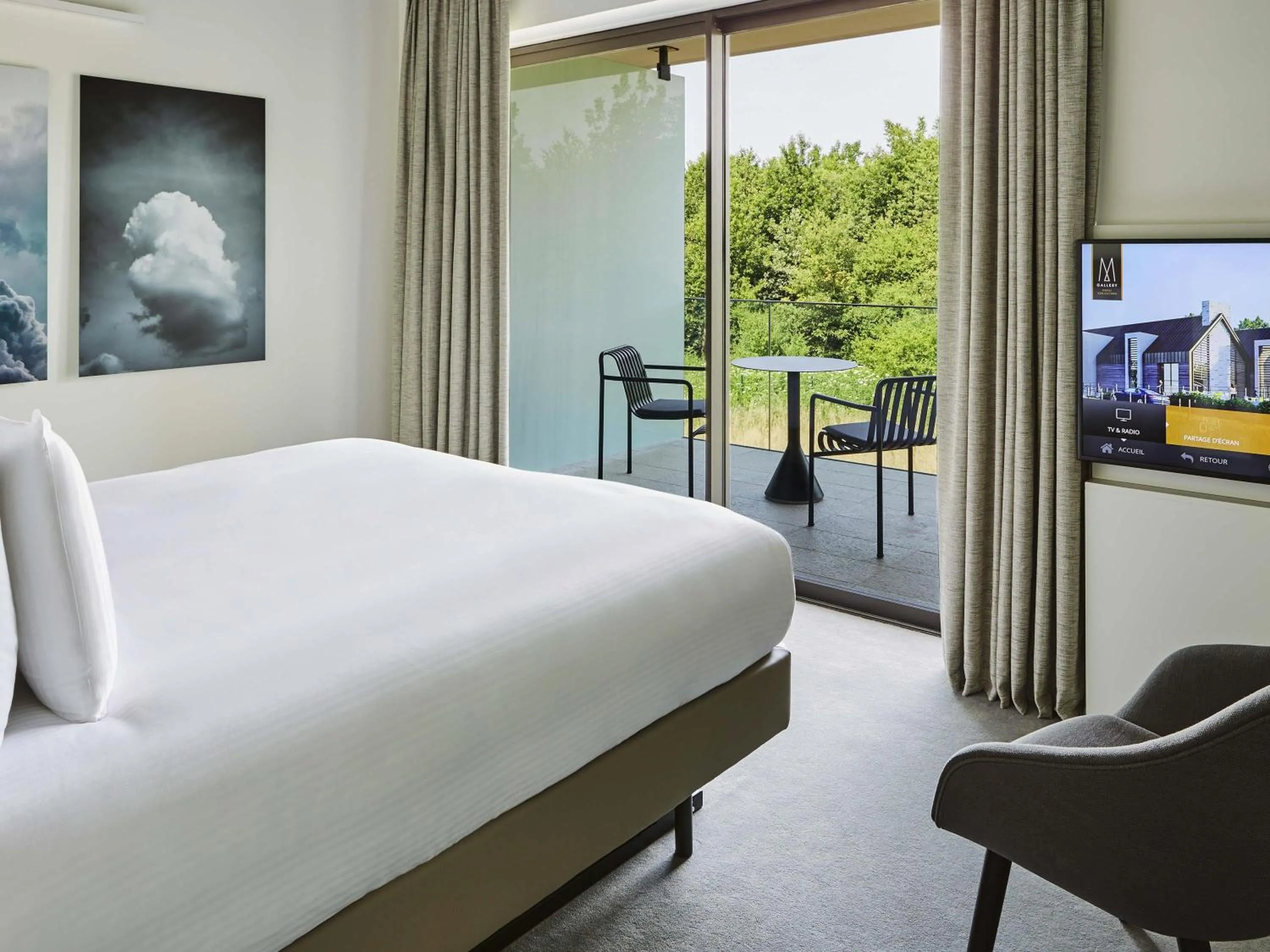 Bedroom, Bed in Le Domaine des Vanneaux Golf & Spa L'Isle Adam - MGallery Collection