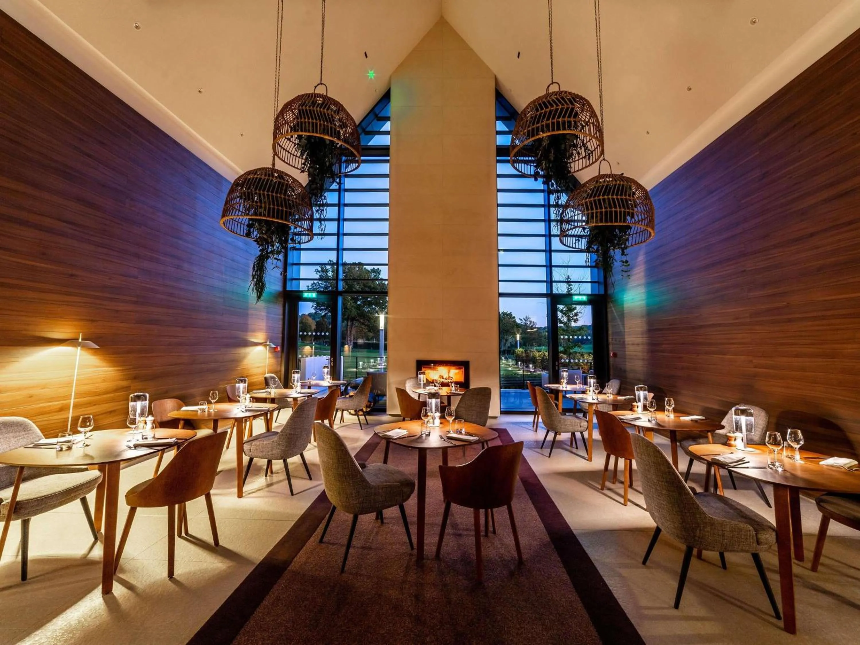 Lounge or bar in Le Domaine des Vanneaux Golf & Spa L'Isle Adam - MGallery Collection